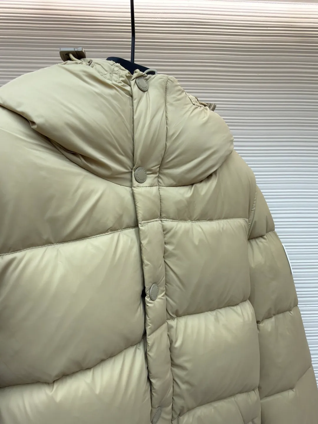 Burberry detachable sleeve hooded down jacket ●Original version: Purchased and developed by 7049 ●Item number: 1680755-C95 ●Fabric: Retro plaid fabric ●Technology: Positioning cutting machine ●Version: Fitted version ●Weight: about 1265 grams ●Size: S-M-L-XL-XXL ●Description: High collar and hood lined with retro plaid Detachable sleeves to transform into a vest shape The upper body effect is super good, comfortable and warm Super practical snap buttons and a hidden two-way zipper placket. The drawstring hood and hem shoulders are decorated with Burberry three-dimensional silicone logo plates. The overall wiring is straight and delicate, the fabric is comfortable and soft, and the color is consistent without color difference. It can be matched with the same style to create a fashionable look and control various occasions. Customized accessories, complete with three standards, same style for men and women!