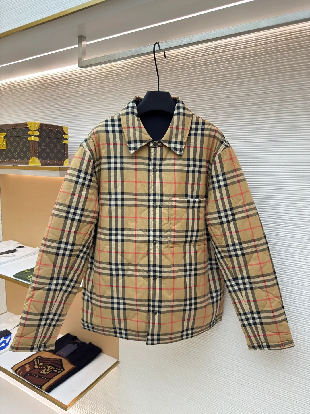 BURBERRY double-sided plaid temperature-controlled jacket ●Original version: Purchased and developed by 5679 ●Item number: 1680751-C35 ●Fabric: windproof fabric ●Technology: made on positioning cutting machine ●Version: fitted version ●Weight: about 735 grams ●Size: S-M-L-XL ●Description: Made of polyester fiber fabric that is waterproof and windproof. It uses 37.5® temperature control technology to accelerate evaporation and improve breathability, preventing overheating or overcold wearing experience. The front fabric has certain waterproof and snowproof functions. It is particularly soft after washing, is also very washable, wear-resistant and warm, and can be worn for a long time! The machines and equipment used to weave this fabric are unique. It is many times warmer than ordinary quilted jackets. The fabric can only be purchased by OEMs. The overall wiring is straight and delicate, the fabric is comfortable and soft, and the color is consistent without color difference. It can be matched with the same style to create a fashionable look and control various occasions. Customized accessories, complete with three standards, same style for men and women!
