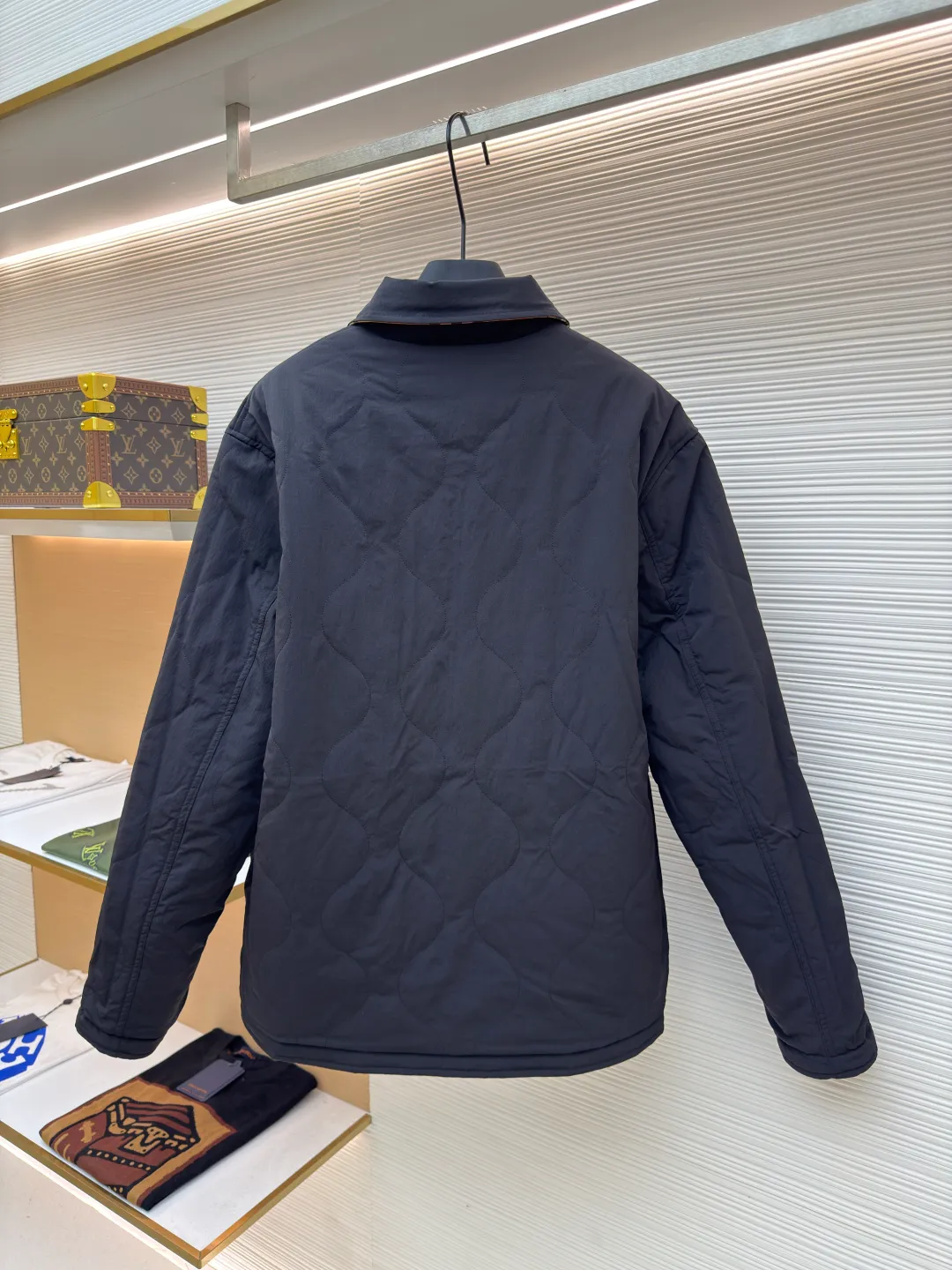 BURBERRY double-sided plaid temperature-controlled jacket ●Original version: Purchased and developed by 5679 ●Item number: 1680751-C35 ●Fabric: windproof fabric ●Technology: made on positioning cutting machine ●Version: fitted version ●Weight: about 735 grams ●Size: S-M-L-XL ●Description: Made of polyester fiber fabric that is waterproof and windproof. It uses 37.5® temperature control technology to accelerate evaporation and improve breathability, preventing overheating or overcold wearing experience. The front fabric has certain waterproof and snowproof functions. It is particularly soft after washing, is also very washable, wear-resistant and warm, and can be worn for a long time! The machines and equipment used to weave this fabric are unique. It is many times warmer than ordinary quilted jackets. The fabric can only be purchased by OEMs. The overall wiring is straight and delicate, the fabric is comfortable and soft, and the color is consistent without color difference. It can be matched with the same style to create a fashionable look and control various occasions. Customized accessories, complete with three standards, same style for men and women!