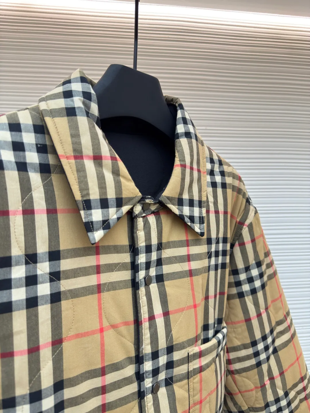 BURBERRY double-sided plaid temperature-controlled jacket ●Original version: Purchased and developed by 5679 ●Item number: 1680751-C35 ●Fabric: windproof fabric ●Technology: made on positioning cutting machine ●Version: fitted version ●Weight: about 735 grams ●Size: S-M-L-XL ●Description: Made of polyester fiber fabric that is waterproof and windproof. It uses 37.5® temperature control technology to accelerate evaporation and improve breathability, preventing overheating or overcold wearing experience. The front fabric has certain waterproof and snowproof functions. It is particularly soft after washing, is also very washable, wear-resistant and warm, and can be worn for a long time! The machines and equipment used to weave this fabric are unique. It is many times warmer than ordinary quilted jackets. The fabric can only be purchased by OEMs. The overall wiring is straight and delicate, the fabric is comfortable and soft, and the color is consistent without color difference. It can be matched with the same style to create a fashionable look and control various occasions. Customized accessories, complete with three standards, same style for men and women!