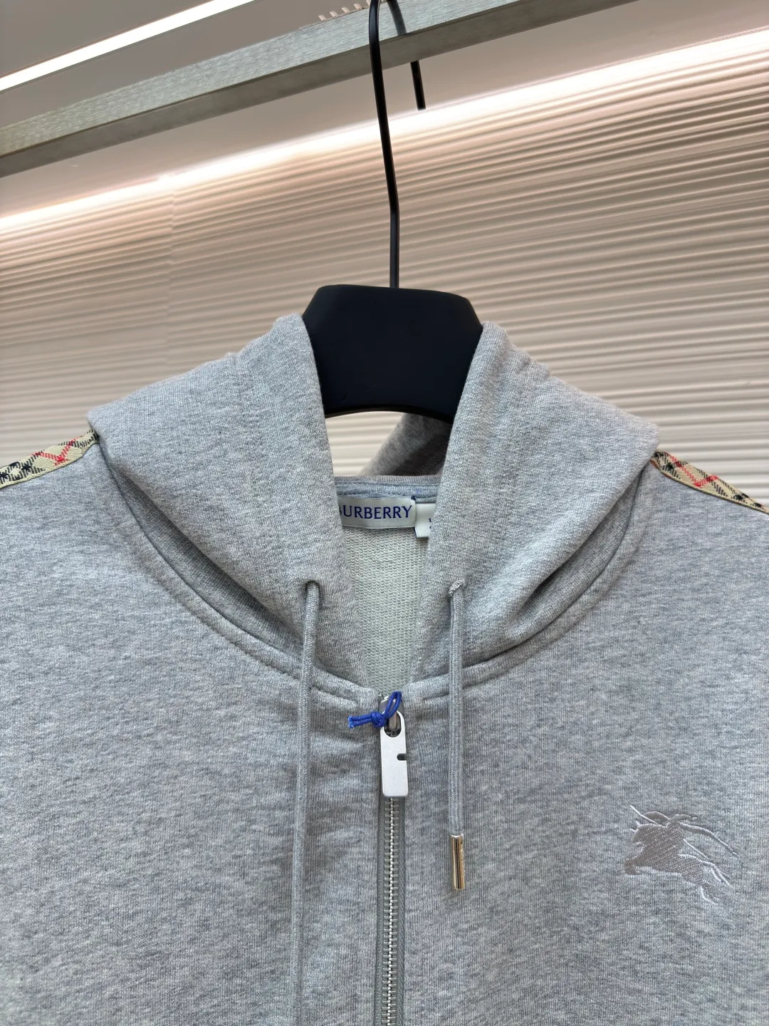 BURBERRY webbing trim embroidered hooded sweatshirt ●Authentic product: purchased and developed by 3610 ●Item number: 1680520-B50 ●Fabric: single-sided fish scale fabric ●Technology: selvedge production ●Version: fitted version ●Weight: about 920 grams ●Size: S-M-L-XL ●Description: Made of cotton as the main body, fed with 6% polyester fiber and 2% elastic fiber blend. Cotton fiber is naturally skin-friendly, soft, and highly absorbent. Its structural properties preserve the breathability of the fabric and reduce stuffiness. The addition of a small amount of elastic fiber and polyester fiber significantly improves the stretch and resilience of the fabric, while also enhancing wrinkle resistance and shape retention, and reducing shrinkage. Plaid lines form a looming relief effect through the changes in yarn color and weave, which are smooth to the touch but rich in visual layers. The jacquard process weaves the pattern into the bone, making it resistant to fading and wear and tear after repeated washing. Precise cutting and positioning cutting machine: Use positioning cutting machine equipment to accurately cut fabrics, and improve the overall quality through optical positioning and mechanical positioning. Ensure that every product meets the high standards of alignment and alignment. The overall wiring is straight and delicate, the fabric is comfortable and soft, and the color is consistent without color difference. It can be matched with the same style to create a fashionable look and control various occasions. Customized accessories, complete with three standards, same style for men and women!