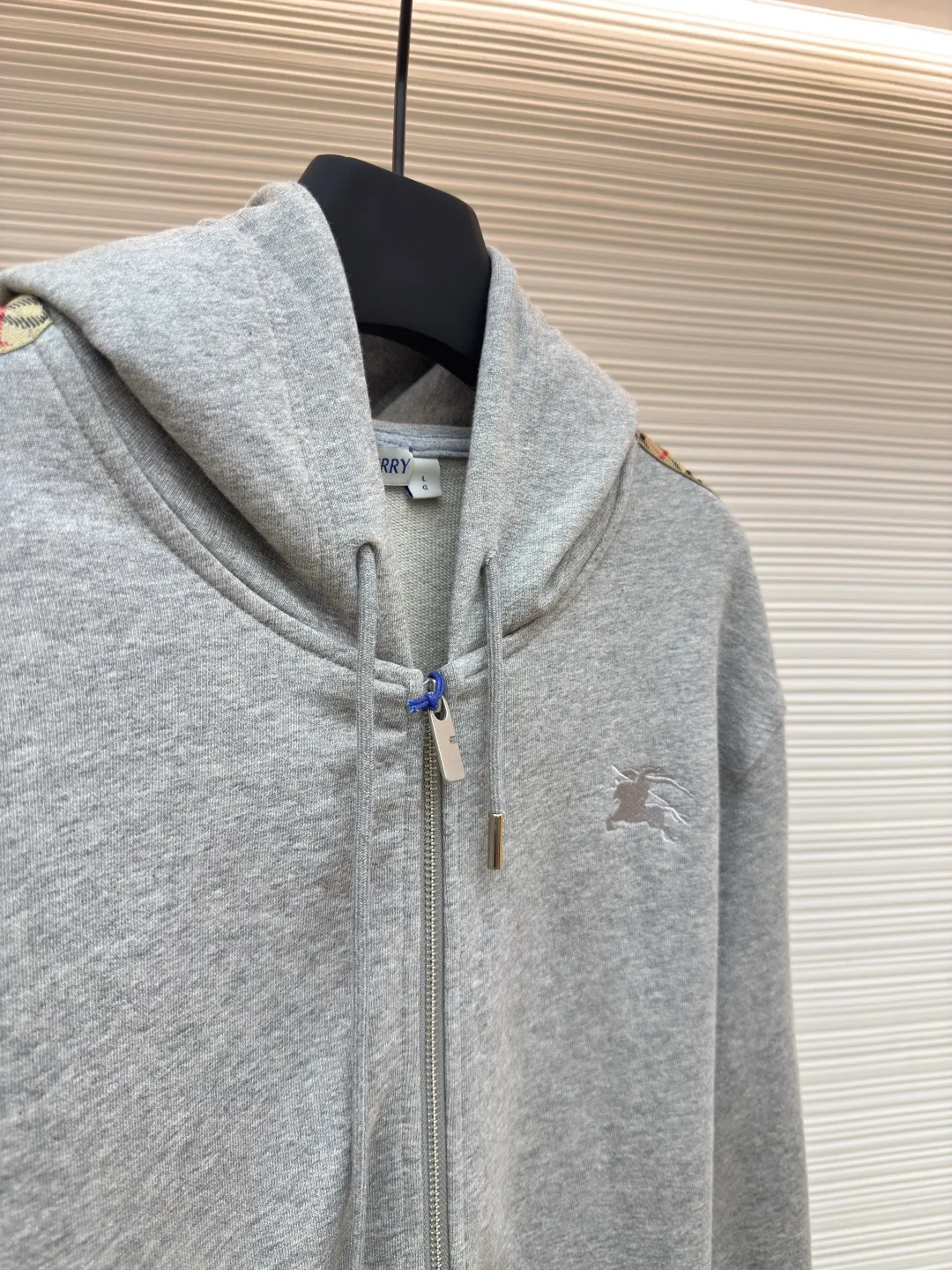 BURBERRY webbing trim embroidered hooded sweatshirt ●Authentic product: purchased and developed by 3610 ●Item number: 1680520-B50 ●Fabric: single-sided fish scale fabric ●Technology: selvedge production ●Version: fitted version ●Weight: about 920 grams ●Size: S-M-L-XL ●Description: Made of cotton as the main body, fed with 6% polyester fiber and 2% elastic fiber blend. Cotton fiber is naturally skin-friendly, soft, and highly absorbent. Its structural properties preserve the breathability of the fabric and reduce stuffiness. The addition of a small amount of elastic fiber and polyester fiber significantly improves the stretch and resilience of the fabric, while also enhancing wrinkle resistance and shape retention, and reducing shrinkage. Plaid lines form a looming relief effect through the changes in yarn color and weave, which are smooth to the touch but rich in visual layers. The jacquard process weaves the pattern into the bone, making it resistant to fading and wear and tear after repeated washing. Precise cutting and positioning cutting machine: Use positioning cutting machine equipment to accurately cut fabrics, and improve the overall quality through optical positioning and mechanical positioning. Ensure that every product meets the high standards of alignment and alignment. The overall wiring is straight and delicate, the fabric is comfortable and soft, and the color is consistent without color difference. It can be matched with the same style to create a fashionable look and control various occasions. Customized accessories, complete with three standards, same style for men and women!
