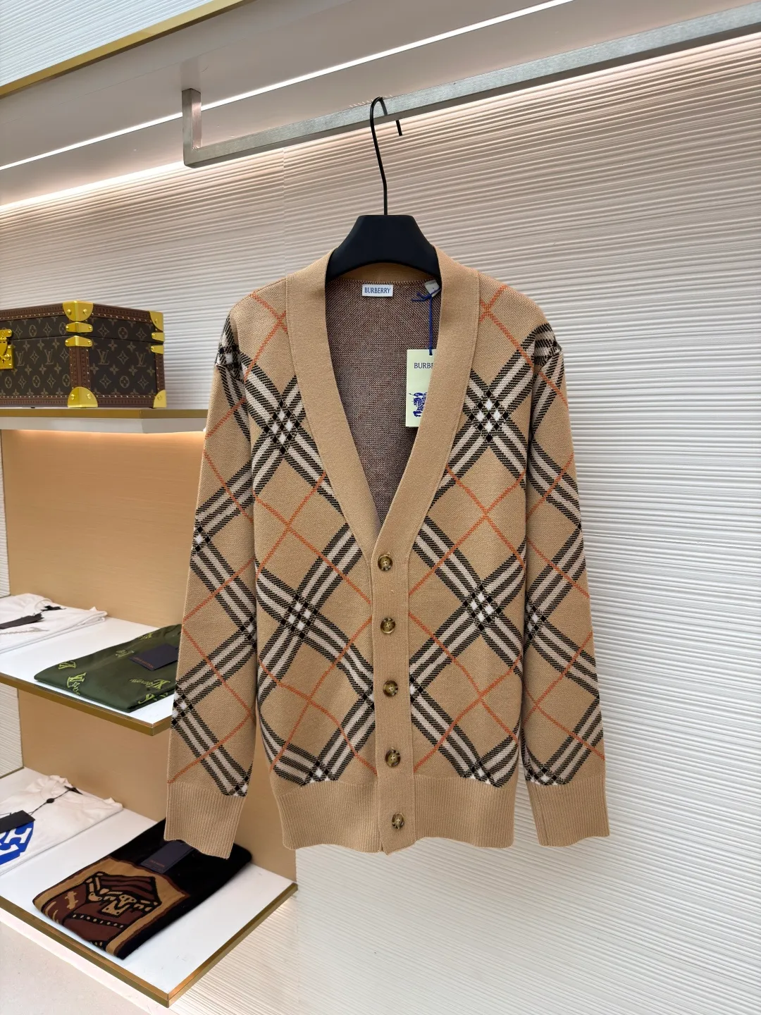 Burberry V-neck wool knitted cardigan ●Original version: Purchased and developed by 6259 ●Item number: 1680929-A95 ●Material: wool blended fabric ●Technology: knitted production ●Version: loose fit ●Weight: about 710 grams ●Size: S-M-L-XL-XXL ●Description: Made of selected wool and cashmere blended fabric, showing a jacquard worsted plaid pattern, creating a refined design. The weight factor makes the clothes very drapey, and the design of the cardigan makes the upper body more lazy. It is made of lightweight wool and mohair blended fabrics. Features a V-neck design for a casual fit. A must-have wardrobe interpretation with a distinctive brand style. The overall wiring is straight and delicate, the fabric is comfortable and soft, and the color is consistent without color difference. It can be matched with the same style to create a fashionable look and control various occasions. Customized accessories, complete with three standards, same style for men and women!