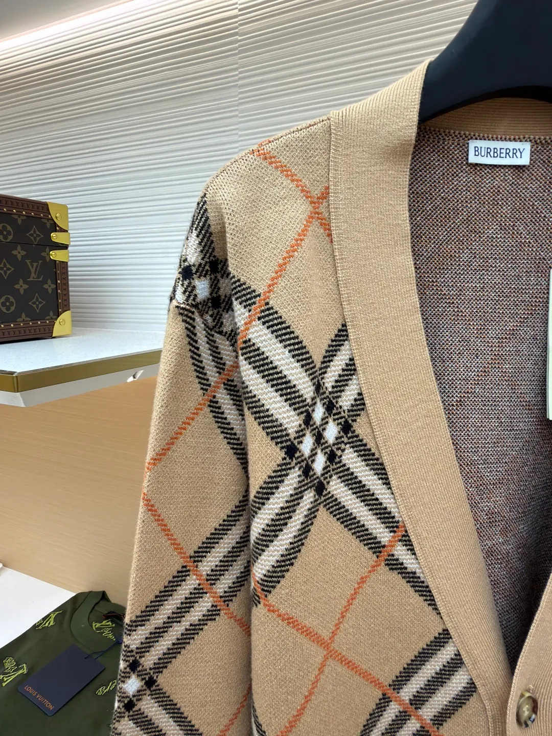 Burberry V-neck wool knitted cardigan ●Original version: Purchased and developed by 6259 ●Item number: 1680929-A95 ●Material: wool blended fabric ●Technology: knitted production ●Version: loose fit ●Weight: about 710 grams ●Size: S-M-L-XL-XXL ●Description: Made of selected wool and cashmere blended fabric, showing a jacquard worsted plaid pattern, creating a refined design. The weight factor makes the clothes very drapey, and the design of the cardigan makes the upper body more lazy. It is made of lightweight wool and mohair blended fabrics. Features a V-neck design for a casual fit. A must-have wardrobe interpretation with a distinctive brand style. The overall wiring is straight and delicate, the fabric is comfortable and soft, and the color is consistent without color difference. It can be matched with the same style to create a fashionable look and control various occasions. Customized accessories, complete with three standards, same style for men and women!