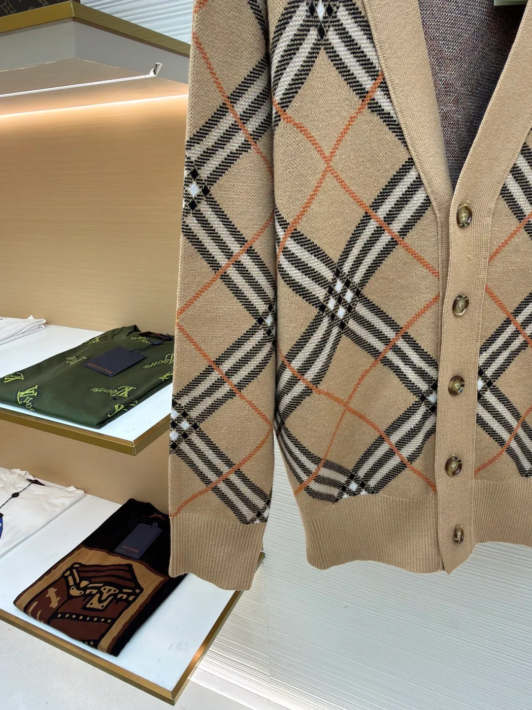 Burberry V-neck wool knitted cardigan ●Original version: Purchased and developed by 6259 ●Item number: 1680929-A95 ●Material: wool blended fabric ●Technology: knitted production ●Version: loose fit ●Weight: about 710 grams ●Size: S-M-L-XL-XXL ●Description: Made of selected wool and cashmere blended fabric, showing a jacquard worsted plaid pattern, creating a refined design. The weight factor makes the clothes very drapey, and the design of the cardigan makes the upper body more lazy. It is made of lightweight wool and mohair blended fabrics. Features a V-neck design for a casual fit. A must-have wardrobe interpretation with a distinctive brand style. The overall wiring is straight and delicate, the fabric is comfortable and soft, and the color is consistent without color difference. It can be matched with the same style to create a fashionable look and control various occasions. Customized accessories, complete with three standards, same style for men and women!