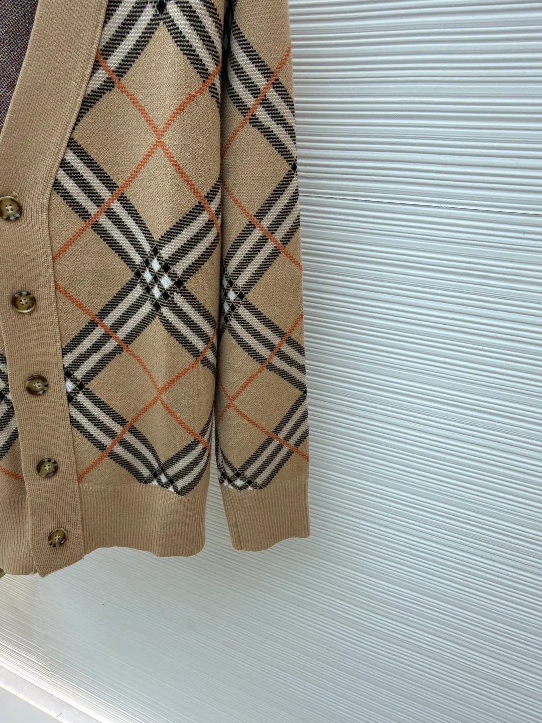Burberry V-neck wool knitted cardigan ●Original version: Purchased and developed by 6259 ●Item number: 1680929-A95 ●Material: wool blended fabric ●Technology: knitted production ●Version: loose fit ●Weight: about 710 grams ●Size: S-M-L-XL-XXL ●Description: Made of selected wool and cashmere blended fabric, showing a jacquard worsted plaid pattern, creating a refined design. The weight factor makes the clothes very drapey, and the design of the cardigan makes the upper body more lazy. It is made of lightweight wool and mohair blended fabrics. Features a V-neck design for a casual fit. A must-have wardrobe interpretation with a distinctive brand style. The overall wiring is straight and delicate, the fabric is comfortable and soft, and the color is consistent without color difference. It can be matched with the same style to create a fashionable look and control various occasions. Customized accessories, complete with three standards, same style for men and women!