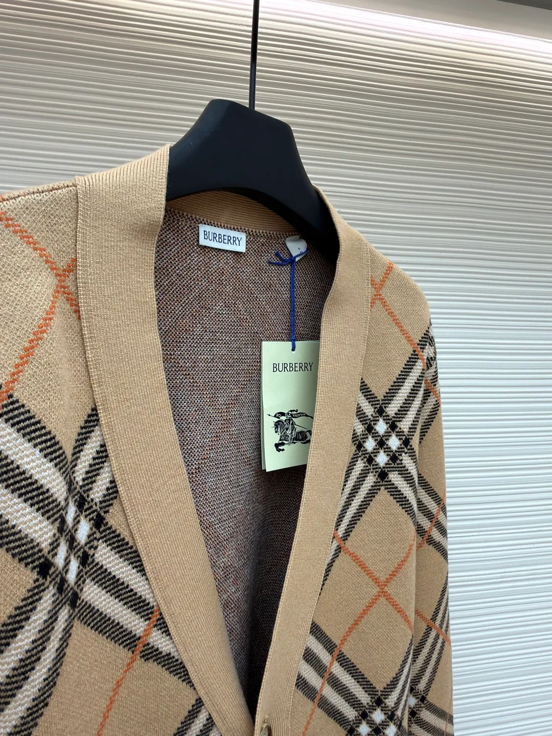 Burberry V-neck wool knitted cardigan ●Original version: Purchased and developed by 6259 ●Item number: 1680929-A95 ●Material: wool blended fabric ●Technology: knitted production ●Version: loose fit ●Weight: about 710 grams ●Size: S-M-L-XL-XXL ●Description: Made of selected wool and cashmere blended fabric, showing a jacquard worsted plaid pattern, creating a refined design. The weight factor makes the clothes very drapey, and the design of the cardigan makes the upper body more lazy. It is made of lightweight wool and mohair blended fabrics. Features a V-neck design for a casual fit. A must-have wardrobe interpretation with a distinctive brand style. The overall wiring is straight and delicate, the fabric is comfortable and soft, and the color is consistent without color difference. It can be matched with the same style to create a fashionable look and control various occasions. Customized accessories, complete with three standards, same style for men and women!