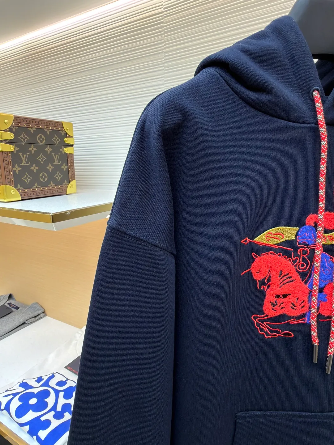 Burberry fleece horse embroidery hooded sweatshirt ●Original version: purchased and developed by 6239 ●Item number: 1682178-B05 ●Fabric: turned velvet cotton ●Technology: embroidery production ●Color: navy ●Version: fitted version ●Weight: about 1005 grams ●Size: XS-S-M-L ●Description: It adopts an inside-out velvet structure of 16-count double yarn on the top and 10-count yarn on the bottom, with a weight of up to 470g/㎡. It is matched with 21 double yarns and 1x1 rib, and the weight is 470g/㎡, ensuring that the cuffs, hem and other parts have unparalleled thickness and resilience, and the texture is unified and strong with the body. This is a special sweatshirt fabric that is ultra-heavy and high-density. Its inverted pile process means that the terry layer that is usually on the inside is turned over to the outside as the surface, and is finely brushed to directly present the appearance and feel of exceptionally rich, dense and soft pile, while the inside is relatively smooth. Metallic yarn embroidery: craftsmanship with plush effect, new season equestrian knight logo embroidery, and metallic yarn with a rich touch is the core of the design. During the embroidery process, a mixture of special yarns containing metallic threads is used, and through computer embroidery machine programming, the metallic yarns are integrated into specific parts of the pattern using stitching methods such as chain embroidery and tatami embroidery. On top of the traditional three-dimensional sense of embroidery, a shimmering metallic luster and a special cool touch are added, causing the classic logo pattern to produce local highlights under the light, showing a reshaped modern feel and a high-end customization-like sophistication, making it highly recognizable. The overall wiring is straight and delicate, the fabric is comfortable and soft, and the color is consistent without color difference. It can be matched with the same style to create a fashionable look and control various occasions. Customized accessories, complete with three standards, same style for men and women!