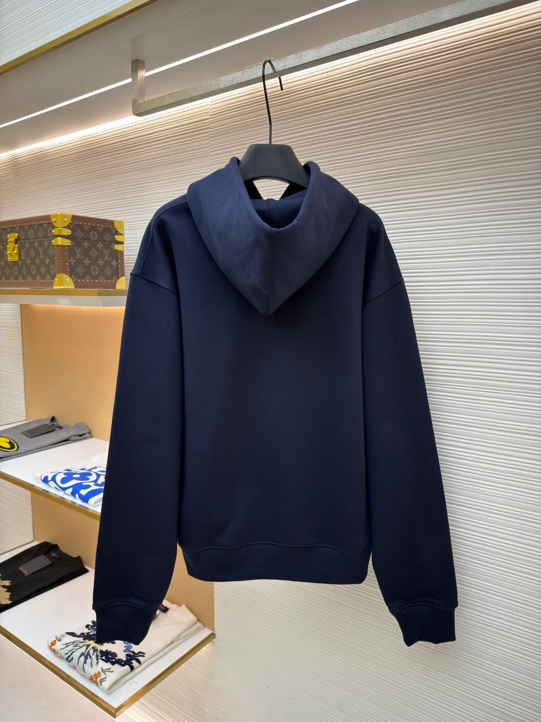 Burberry fleece horse embroidery hooded sweatshirt ●Original version: purchased and developed by 6239 ●Item number: 1682178-B05 ●Fabric: turned velvet cotton ●Technology: embroidery production ●Color: navy ●Version: fitted version ●Weight: about 1005 grams ●Size: XS-S-M-L ●Description: It adopts an inside-out velvet structure of 16-count double yarn on the top and 10-count yarn on the bottom, with a weight of up to 470g/㎡. It is matched with 21 double yarns and 1x1 rib, and the weight is 470g/㎡, ensuring that the cuffs, hem and other parts have unparalleled thickness and resilience, and the texture is unified and strong with the body. This is a special sweatshirt fabric that is ultra-heavy and high-density. Its inverted pile process means that the terry layer that is usually on the inside is turned over to the outside as the surface, and is finely brushed to directly present the appearance and feel of exceptionally rich, dense and soft pile, while the inside is relatively smooth. Metallic yarn embroidery: craftsmanship with plush effect, new season equestrian knight logo embroidery, and metallic yarn with a rich touch is the core of the design. During the embroidery process, a mixture of special yarns containing metallic threads is used, and through computer embroidery machine programming, the metallic yarns are integrated into specific parts of the pattern using stitching methods such as chain embroidery and tatami embroidery. On top of the traditional three-dimensional sense of embroidery, a shimmering metallic luster and a special cool touch are added, causing the classic logo pattern to produce local highlights under the light, showing a reshaped modern feel and a high-end customization-like sophistication, making it highly recognizable. The overall wiring is straight and delicate, the fabric is comfortable and soft, and the color is consistent without color difference. It can be matched with the same style to create a fashionable look and control various occasions. Customized accessories, complete with three standards, same style for men and women!