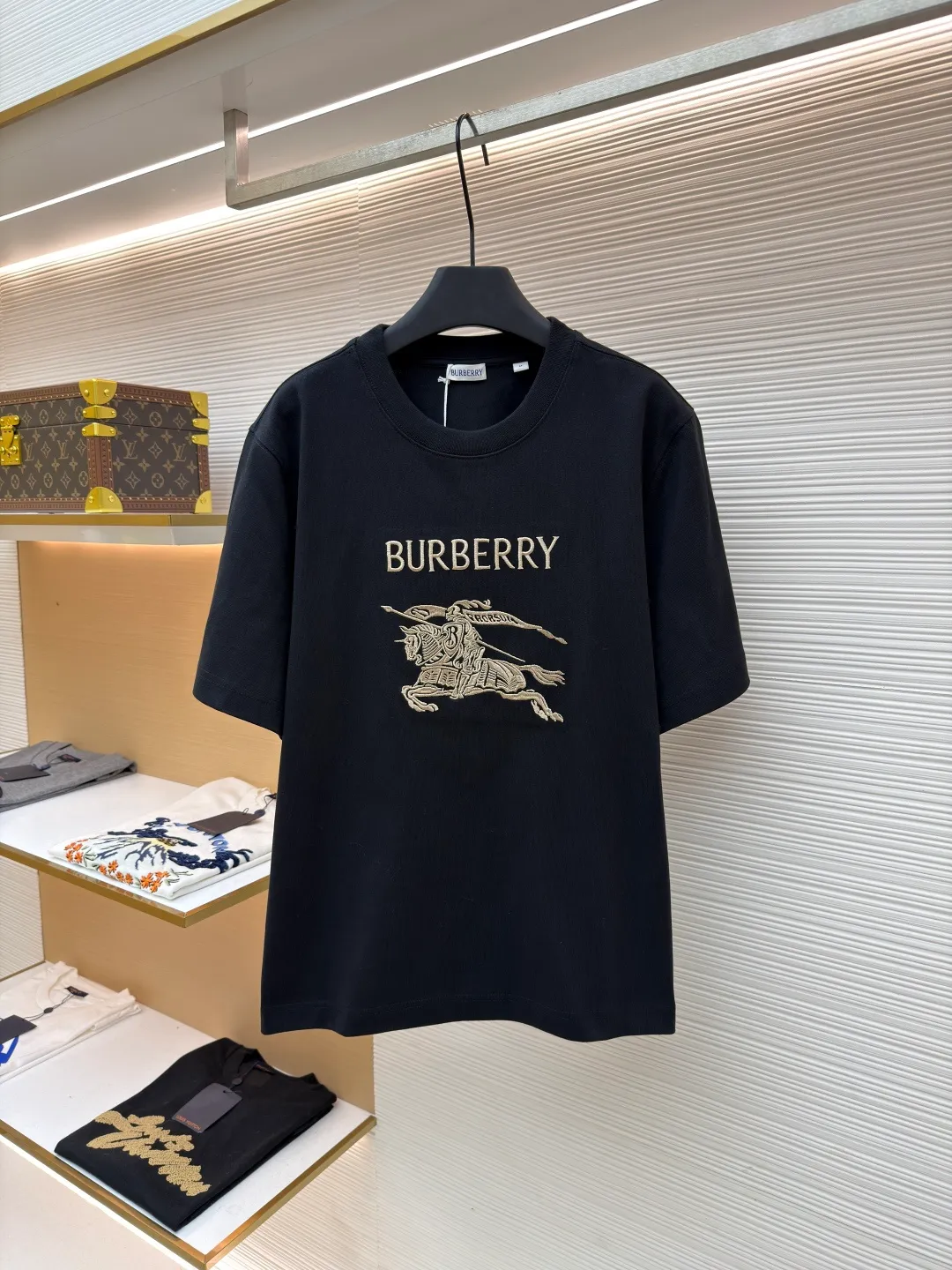 Burberry Thin Line War Horse Embroidery Round Neck Short Sleeve ●Original version: 3250 purchase and development ●Item number: 1681452-X85 ●Fabric: pure cotton fabric ●Technology: embroidery production ●Color: black ●Version: fitted version ●Weight: about 360 grams ●Size: S-M-L-XL ●Description: This T-shirt is made of high-quality pure cotton fabric, which is skin-friendly and breathable. Black and off-white tones are classic and versatile. The brand knight logo on the front adopts precision embroidery technology. The silk thread is rich in color, the stitching is delicate and three-dimensional, and the pattern is rich in layers, highlighting the high brand recognition. The round neck structure is processed by overlocking technology, and the neckline fits the neck and is not easily deformed. The body of the garment is sewn using industrial-grade flat stitching technology. The stitches are smooth and even, and the stitches at the hem and cuffs are fine and firm. From the selection of pure cotton fabrics to the control of embroidery details, every process reflects Burberry's pursuit of craft precision and classic style. It not only retains the daily practicality of the T-shirt, but also demonstrates the brand's light luxury recognition through exquisite embroidery. It is a fusion of casual style and exquisite craftsmanship. The overall wiring is straight and delicate, the fabric is comfortable and soft, and the color is consistent without color difference. It can be matched with the same style to create a fashionable look and control various occasions. Customized accessories, complete with three standards, same style for men and women!