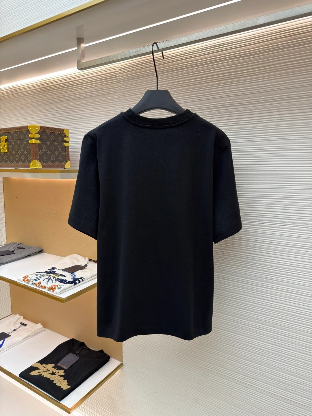 Burberry Thin Line War Horse Embroidery Round Neck Short Sleeve ●Original version: 3250 purchase and development ●Item number: 1681452-X85 ●Fabric: pure cotton fabric ●Technology: embroidery production ●Color: black ●Version: fitted version ●Weight: about 360 grams ●Size: S-M-L-XL ●Description: This T-shirt is made of high-quality pure cotton fabric, which is skin-friendly and breathable. Black and off-white tones are classic and versatile. The brand knight logo on the front adopts precision embroidery technology. The silk thread is rich in color, the stitching is delicate and three-dimensional, and the pattern is rich in layers, highlighting the high brand recognition. The round neck structure is processed by overlocking technology, and the neckline fits the neck and is not easily deformed. The body of the garment is sewn using industrial-grade flat stitching technology. The stitches are smooth and even, and the stitches at the hem and cuffs are fine and firm. From the selection of pure cotton fabrics to the control of embroidery details, every process reflects Burberry's pursuit of craft precision and classic style. It not only retains the daily practicality of the T-shirt, but also demonstrates the brand's light luxury recognition through exquisite embroidery. It is a fusion of casual style and exquisite craftsmanship. The overall wiring is straight and delicate, the fabric is comfortable and soft, and the color is consistent without color difference. It can be matched with the same style to create a fashionable look and control various occasions. Customized accessories, complete with three standards, same style for men and women!
