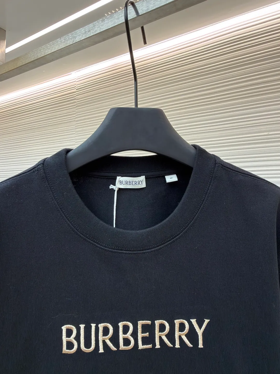 Burberry Thin Line War Horse Embroidery Round Neck Short Sleeve ●Original version: 3250 purchase and development ●Item number: 1681452-X85 ●Fabric: pure cotton fabric ●Technology: embroidery production ●Color: black ●Version: fitted version ●Weight: about 360 grams ●Size: S-M-L-XL ●Description: This T-shirt is made of high-quality pure cotton fabric, which is skin-friendly and breathable. Black and off-white tones are classic and versatile. The brand knight logo on the front adopts precision embroidery technology. The silk thread is rich in color, the stitching is delicate and three-dimensional, and the pattern is rich in layers, highlighting the high brand recognition. The round neck structure is processed by overlocking technology, and the neckline fits the neck and is not easily deformed. The body of the garment is sewn using industrial-grade flat stitching technology. The stitches are smooth and even, and the stitches at the hem and cuffs are fine and firm. From the selection of pure cotton fabrics to the control of embroidery details, every process reflects Burberry's pursuit of craft precision and classic style. It not only retains the daily practicality of the T-shirt, but also demonstrates the brand's light luxury recognition through exquisite embroidery. It is a fusion of casual style and exquisite craftsmanship. The overall wiring is straight and delicate, the fabric is comfortable and soft, and the color is consistent without color difference. It can be matched with the same style to create a fashionable look and control various occasions. Customized accessories, complete with three standards, same style for men and women!
