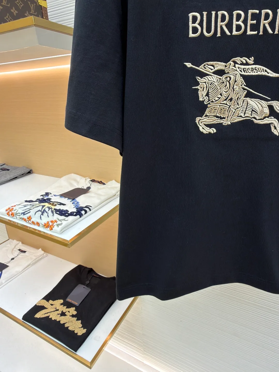 Burberry Thin Line War Horse Embroidery Round Neck Short Sleeve ●Original version: 3250 purchase and development ●Item number: 1681452-X85 ●Fabric: pure cotton fabric ●Technology: embroidery production ●Color: black ●Version: fitted version ●Weight: about 360 grams ●Size: S-M-L-XL ●Description: This T-shirt is made of high-quality pure cotton fabric, which is skin-friendly and breathable. Black and off-white tones are classic and versatile. The brand knight logo on the front adopts precision embroidery technology. The silk thread is rich in color, the stitching is delicate and three-dimensional, and the pattern is rich in layers, highlighting the high brand recognition. The round neck structure is processed by overlocking technology, and the neckline fits the neck and is not easily deformed. The body of the garment is sewn using industrial-grade flat stitching technology. The stitches are smooth and even, and the stitches at the hem and cuffs are fine and firm. From the selection of pure cotton fabrics to the control of embroidery details, every process reflects Burberry's pursuit of craft precision and classic style. It not only retains the daily practicality of the T-shirt, but also demonstrates the brand's light luxury recognition through exquisite embroidery. It is a fusion of casual style and exquisite craftsmanship. The overall wiring is straight and delicate, the fabric is comfortable and soft, and the color is consistent without color difference. It can be matched with the same style to create a fashionable look and control various occasions. Customized accessories, complete with three standards, same style for men and women!