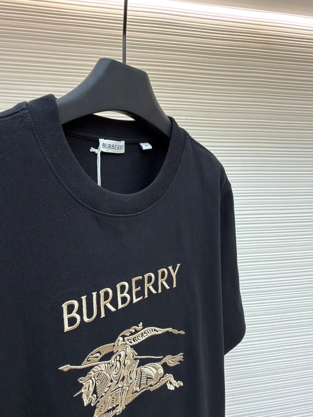 Burberry Thin Line War Horse Embroidery Round Neck Short Sleeve ●Original version: 3250 purchase and development ●Item number: 1681452-X85 ●Fabric: pure cotton fabric ●Technology: embroidery production ●Color: black ●Version: fitted version ●Weight: about 360 grams ●Size: S-M-L-XL ●Description: This T-shirt is made of high-quality pure cotton fabric, which is skin-friendly and breathable. Black and off-white tones are classic and versatile. The brand knight logo on the front adopts precision embroidery technology. The silk thread is rich in color, the stitching is delicate and three-dimensional, and the pattern is rich in layers, highlighting the high brand recognition. The round neck structure is processed by overlocking technology, and the neckline fits the neck and is not easily deformed. The body of the garment is sewn using industrial-grade flat stitching technology. The stitches are smooth and even, and the stitches at the hem and cuffs are fine and firm. From the selection of pure cotton fabrics to the control of embroidery details, every process reflects Burberry's pursuit of craft precision and classic style. It not only retains the daily practicality of the T-shirt, but also demonstrates the brand's light luxury recognition through exquisite embroidery. It is a fusion of casual style and exquisite craftsmanship. The overall wiring is straight and delicate, the fabric is comfortable and soft, and the color is consistent without color difference. It can be matched with the same style to create a fashionable look and control various occasions. Customized accessories, complete with three standards, same style for men and women!
