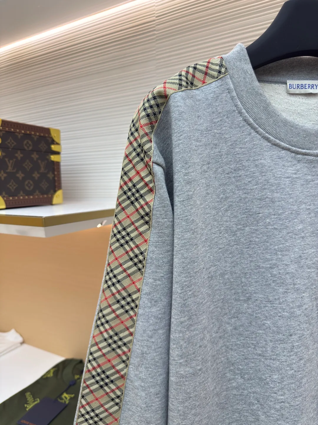 BURBERRY webbing trim round neck sweatshirt ●Authentic product: purchased and developed by 6155 ●Item number: 1680512-A85 ●Fabric: single-sided fish scale fabric ●Technology: selvedge production ●Version: fitted version ●Weight: about 645 grams ●Size: S-M-L-XL ●Description: A single-sided fish-scale cloth fabric woven with cotton as the base. The front is a smooth knitted surface, and the skin-contacting surface is formed into three-dimensional terry by the floating thread knitting technology of the knitting machine, which increases the fluffiness and has a delicate touch. The terry structure absorbs a large amount of water and evaporates quickly, so it is not easy to loosen and deform after repeated washing. By actively interfering with the shrinkage potential of cotton fibers, the fabric is able to transition from changeable to stable, improving dimensional stability while being less prone to deformation and wrinkles. The monochrome flat embroidery on the chest uses the high-precision calculation system of the computer embroidery machine to control the coordinated operation of the machine head, needle bar, and thread spool. The fabric frame moves accurately in the horizontal and vertical directions to form a stitch track. The upper and lower thread tensions are adjusted to ensure that the stitches are smooth and free of floating threads, forming a fine pattern with an error of ±0.1mm. The overall wiring is straight and delicate, the fabric is comfortable and soft, and the color is consistent without color difference. It can be matched with the same style to create a fashionable look and control various occasions. Customized accessories, complete with three standards, same style for men and women!