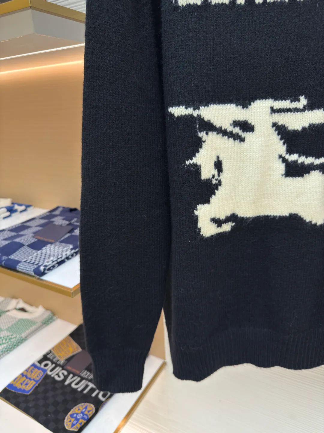 BURBERRY war horse jacquard sweater ●Authentic product: Purchased and developed for 11200 ●Item number: 1680450-A90 ●Fabric: wool fabric ●Technology: jacquard production ●Type: loose version ●Weight: about 650 grams ●Size: S-M-L-XL ●Description: Made of 80 wool, 20 cashmere. The fabrics are made of sheep's wool and wool with very high content, and the garments should be washed to remove impurities and sheep odor from the fabrics. The upper body effect is very supple and comfortable. The jacquard adopts the positive 7-knitting method, and the pattern lines are open-stitched. Each line shows the high-strength weaving method of imported machines. Knitted sweater in a soft wool and cashmere blend, crafted in an Italian workshop. The overall wiring is straight and delicate, the fabric is comfortable and soft, and the color is consistent without color difference. It can be matched with the same style to create a fashionable look and control various occasions. Customized accessories, complete with three standards, same style for men and women!