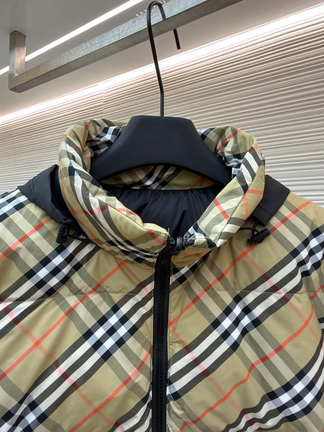 Burberry reversible plaid Snowdon down jacket ●Original version: purchased and developed by 8346 ●Item number: 1682250-D25 ●Fabric: white duck down fabric ●Technology: mechanical down filling ●Color: khaki/black ●Version: fitted version ●Weight: about 990 grams ●Size: S-M-L-XL ●Description: This plaid down jacket is designed with the brand's classic plaid as the core. The fabric is made of high-count and high-density cotton blended material. The color and texture of the plaid are restored through digital direct printing technology. The printed layer is treated with high-temperature color fixation and is resistant to fading and cracking after repeated washing. The fabric is also treated with an anti-drilling coating to effectively prevent down leakage. The filling is made of 90% white duck down, using a zoned down filling process to manually control the amount of down in each grid, so that the fluffiness is uniform and the warmth retention is excellent. The hood is made of black matte nylon fabric, treated with windproof and waterproof treatment, and has built-in styling wire at the brim so you can adjust the shape at will. The zipper uses a customized two-way nylon zipper with smooth and wear-resistant teeth, and the chain head is made of matte alloy. The seams of the body are made of three-needle and five-thread overlocking technology, and the stitches are fine and smooth. The plaid splicing is precisely cut to make the patterns connect naturally. The overall craftsmanship combines classic elements with practical functions, showing exquisite craftsmanship. The overall wiring is straight and delicate, the fabric is comfortable and soft, and the color is consistent without color difference. It can be matched with the same style to create a fashionable look and control various occasions. Customized accessories, complete with three standards, same style for men and women!
