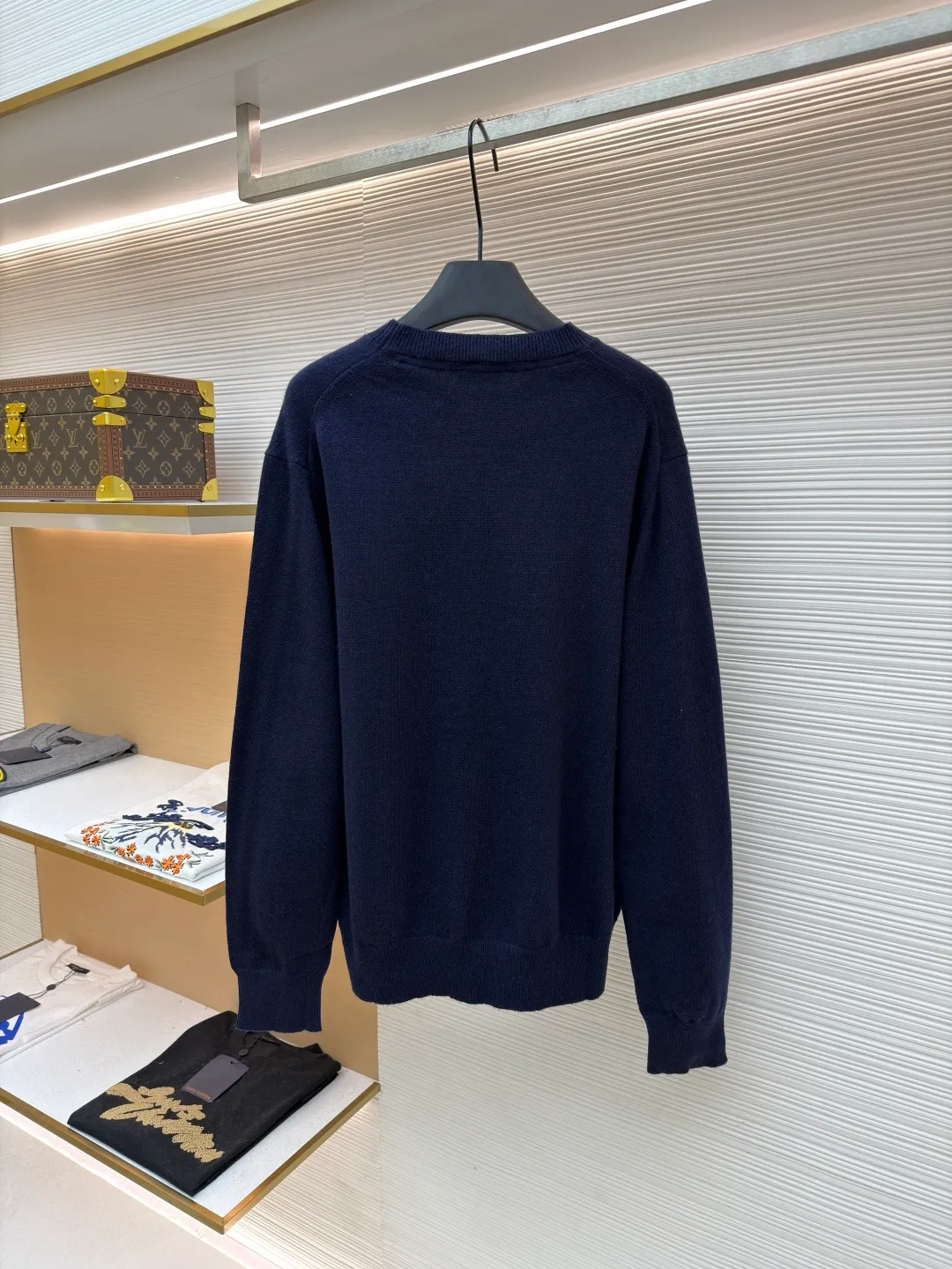 Burberry embroidered crew neck sweater ●Original version: Purchased and developed for 1499 ●Item number: 1681780-B25 ●Fabric: wool blended fabric ●Technology: knitted ●Color: navy ●Version: Fitted version ●Weight: about 465 grams ●Size: S-M-L-XL ●Description: Cashmere is used as the main body to dominate the feel, warmth and lightness of the fabric, while providing an unparalleled wearing experience. A small amount of polyamide and Lycra are added to enhance the overall durability and pilling resistance. An invisible support network is woven into the soft cashmere, and it also has a certain amount of elasticity to better fit the curves of the human body and allow it to be retracted and retracted freely. The ribbed decorative parts of the collar and cuffs are made of blended fabrics of the same proportion, which further enhances the texture and wearing experience. Due to the characteristics of the sweater fabric, it is stretched just right when stretching the frame, and then a hot-melt liner is used under the wool fabric piece to provide it with a certain temporary stable support to prevent it from shrinking after removal, causing pattern distortion, wrinkles and stitch dents. The high-precision calculation program system of the computer embroidery machine controls the movement of the embroidery frame in the X/Y direction, while the needle shuttles up and down, embroidering according to the set path, automatically completing thread trimming, thread jumping and other actions to form a stitch track, automatically adjusting the upper and lower thread tension to ensure that the stitches are smooth and free of floating threads, forming a war horse pattern with an error of ±0.1mm. Add detergent and preliminarily rinse the bulk goods at a water temperature of about 35 degrees to remove impurities during the production process, and then use protease to gently digest the hairiness on the surface to reduce the tendency of pilling from the root, improve the hand feel, retain softness, and eliminate irritation. Finally, after dehydration and drying, the dimensional and shape stability is improved. The overall wiring is straight and delicate, the fabric is comfortable and soft, and the color is consistent without color difference. It can be matched with the same style to create a fashionable look and control various occasions. Customized accessories, complete with three standards, same style for men and women!