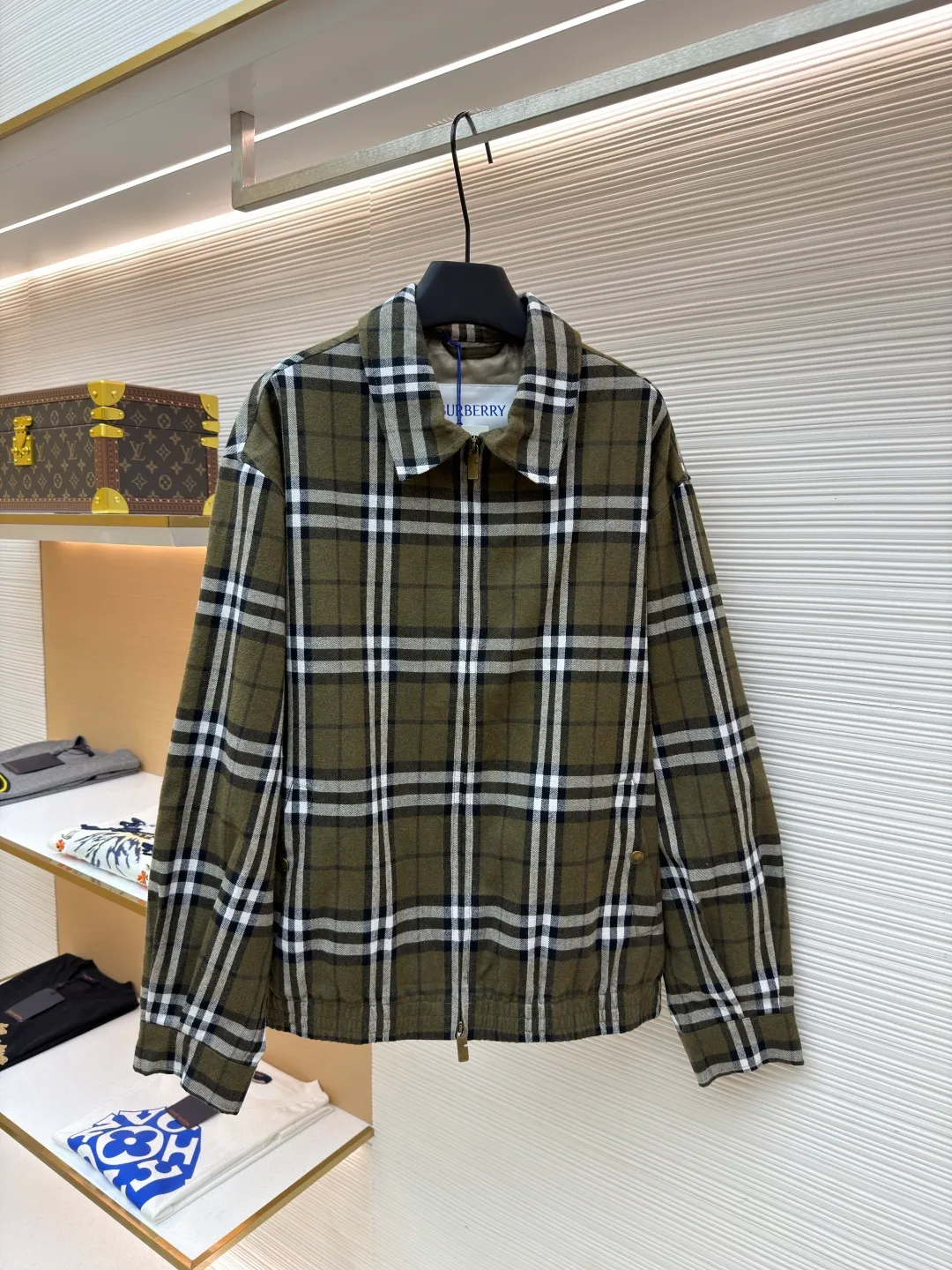 Burberry two-way zipper lapel jacket ●Original version: purchased and developed by 10872 ●Item number: 1682477-C35 ●Fabric: wool fabric ●Technology: made on positioning cutting machine ●Color: green ●Version: fitted version ●Weight: about 650 grams ●Size: S-M-L-XL ●Description: This Burberry plaid jacket is developed from the original mold. It uses high-count pure cotton brushed plaid fabric, which is pre-washed and sanded. The fabric feels soft and skin-friendly and has good breathability and stiffness. The plaid pattern is woven using yarn-dyed technology. The texture is clear and will not fade or shift. The classic brown, white and black plaid pattern fully demonstrates the brand recognition. The body adopts a loose off-shoulder design, with metal zipper closure and lapel shape. The details are supplemented by customized metal snaps and brand woven labels. The overall wiring follows luxury craftsmanship standards, the stitching is fine and straight, and the inner hemming is neat and burr-free. Customized accessories and complete three-label blessings, every detail demonstrates craftsmanship. The same style for men and women can easily control various wearing scenarios such as casual commuting and street fashion. The overall wiring is straight and delicate, the fabric is comfortable and soft, and the color is consistent without color difference. It can be matched with the same style to create a fashionable look and control various occasions. Customized accessories, complete with three standards, same style for men and women!