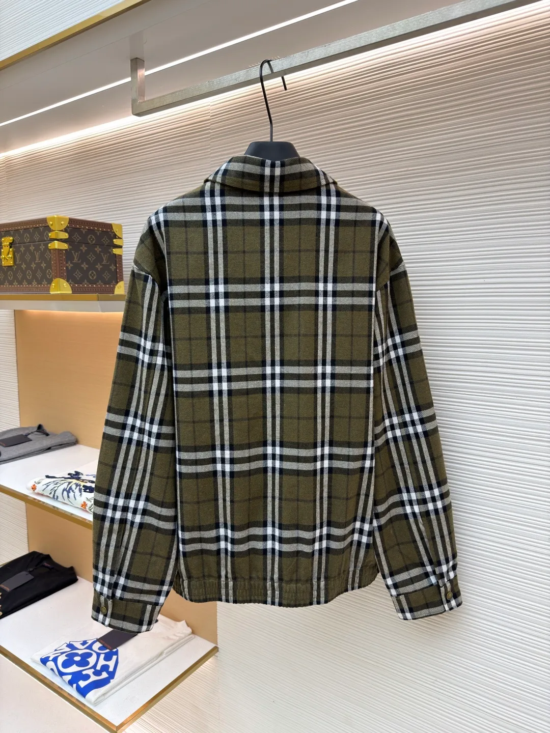 Burberry two-way zipper lapel jacket ●Original version: purchased and developed by 10872 ●Item number: 1682477-C35 ●Fabric: wool fabric ●Technology: made on positioning cutting machine ●Color: green ●Version: fitted version ●Weight: about 650 grams ●Size: S-M-L-XL ●Description: This Burberry plaid jacket is developed from the original mold. It uses high-count pure cotton brushed plaid fabric, which is pre-washed and sanded. The fabric feels soft and skin-friendly and has good breathability and stiffness. The plaid pattern is woven using yarn-dyed technology. The texture is clear and will not fade or shift. The classic brown, white and black plaid pattern fully demonstrates the brand recognition. The body adopts a loose off-shoulder design, with metal zipper closure and lapel shape. The details are supplemented by customized metal snaps and brand woven labels. The overall wiring follows luxury craftsmanship standards, the stitching is fine and straight, and the inner hemming is neat and burr-free. Customized accessories and complete three-label blessings, every detail demonstrates craftsmanship. The same style for men and women can easily control various wearing scenarios such as casual commuting and street fashion. The overall wiring is straight and delicate, the fabric is comfortable and soft, and the color is consistent without color difference. It can be matched with the same style to create a fashionable look and control various occasions. Customized accessories, complete with three standards, same style for men and women!