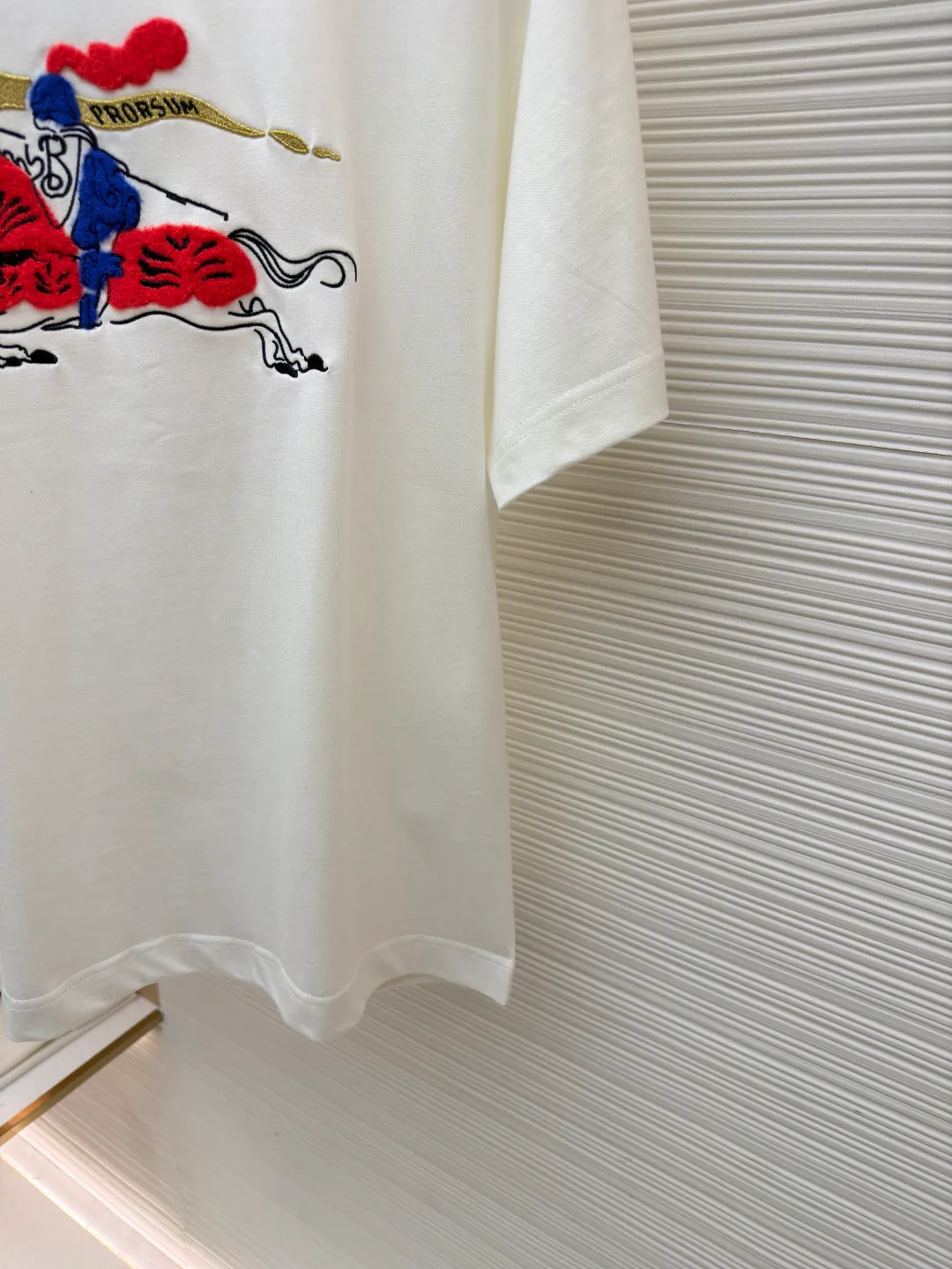Burberry fleece pony round neck short sleeves ●Original version: Purchased and developed by 4242 ●Item number: 1682164-A05 ●Fabric: pure cotton plain weave ●Technology: embroidery production ●Color: white ●Version: fitted version ●Weight: about 270 grams ●Size: Fine cotton fabrics usually have better moisture absorption, breathability, wear resistance, and are also softer and smoother. Vintage fine cotton fabric is a relatively thick cotton fabric that has been carefully processed and treated to have excellent texture and performance. It feels soft and comfortable and fits the skin very well when worn. Craftsmanship with plush effect, new season equestrian knight logo embroidery, and metallic yarns with a rich touch are the core of the design. During the embroidery process, special yarns containing metallic threads are mixed and programmed through a computer embroidery machine to integrate the metallic yarns into specific parts of the pattern using stitching methods such as chain embroidery and tatami embroidery. On top of the traditional three-dimensional sense of embroidery, a shimmering metallic luster and a special cool touch are added, causing the classic logo pattern to produce local highlights under light, showing a reshaped modern sense and a high-end customization-like sophistication, which is highly recognizable. The overall wiring is straight and delicate, the fabric is comfortable and soft, and the color is consistent without color difference. It can be matched with the same style to create a fashionable look and control various occasions. Customized accessories, complete with three standards, same style for men and women!