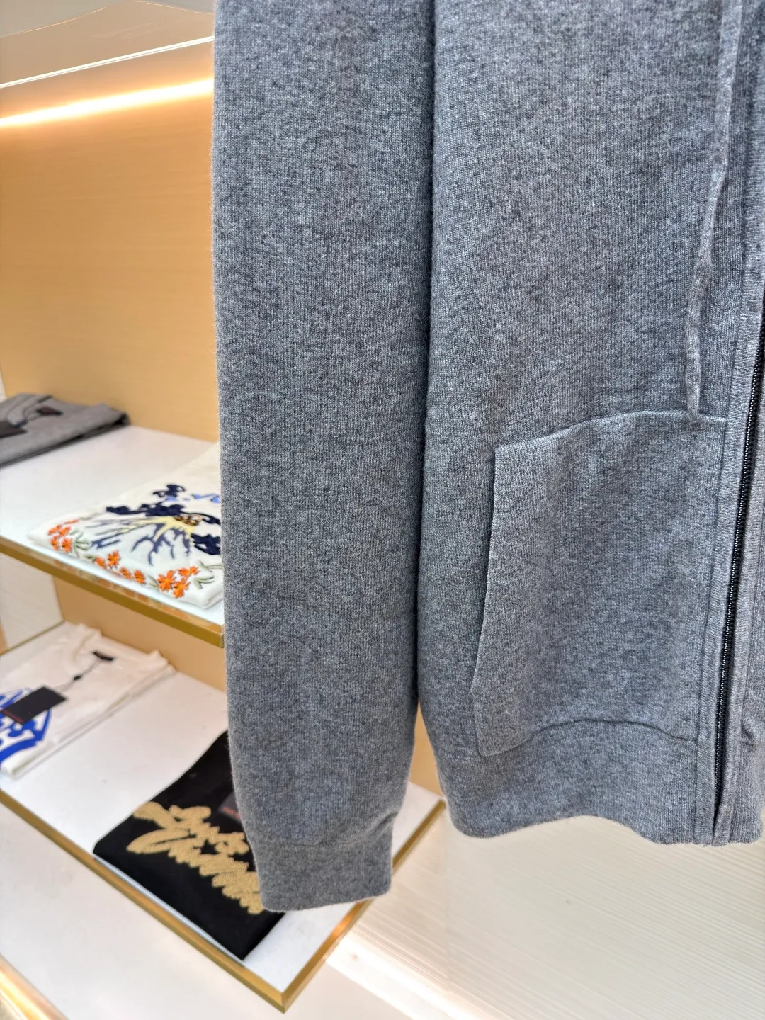 Burberry embroidered zipper cardigan ●Original version: Purchased and developed by 6347 ●Item number: 1681789-B70 ●Fabric: wool blended fabric ●Technology: knitted ●Color: gray ●Version: Fitted version ●Weight: about 905 grams ●Size: S-M-L-XL ●Description: Cashmere is used as the main body to dominate the feel, warmth and lightness of the fabric, while providing an unparalleled wearing experience. A small amount of polyamide and elastic fiber are added to enhance the overall durability and anti-pilling properties. An invisible support network is woven into the soft cashmere, and at the same time it has a certain amount of elasticity, which better fits the curves of the human body and can be retracted and retracted freely. Due to the characteristics of the sweater fabric, it is stretched just right when stretching the frame, and then a hot-melt liner is used under the wool fabric piece to provide it with a certain temporary stable support to prevent it from shrinking after removal, causing pattern distortion, wrinkles and stitch dents. The high-precision calculation program system of the computer embroidery machine controls the movement of the embroidery frame in the X/Y direction, while the needle shuttles up and down, embroidering according to the set path, automatically completing thread trimming, thread jumping and other actions to form a stitch track, automatically adjusting the upper and lower thread tension to ensure that the stitches are smooth and free of floating threads, forming a war horse pattern with an error of ±0.1mm. Add detergent and preliminarily rinse the bulk goods at a water temperature of about 35 degrees to remove impurities during the production process, and then use protease to gently digest the hairiness on the surface to reduce the tendency of pilling from the root, improve the hand feel, retain softness, and eliminate irritation. Finally, after dehydration and drying, the size and shape are stabilized. The overall wiring is straight and delicate, the fabric is comfortable and soft, and the color is consistent without color difference. It can be matched with the same style to create a fashionable look and control various occasions. Customized accessories, complete with three standards, same style for men and women!