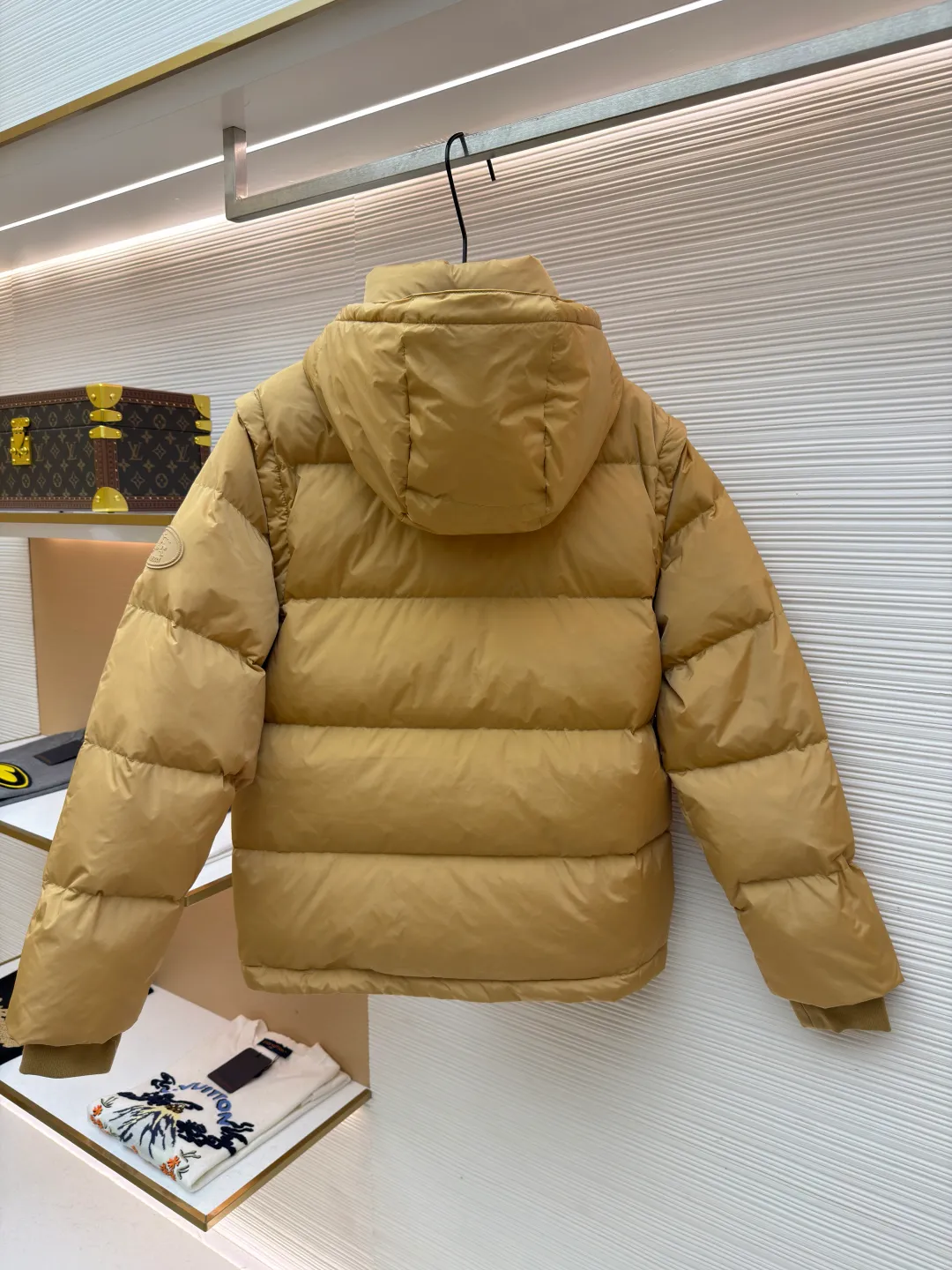 Burberry detachable sleeve down jacket ●Original version: Purchased and developed by 5453 ●Item number: 1682187-C85 ●Fabric: goose down fabric ●Technology: mechanical down filling ●Color: khaki ●Version: fitted version ●Weight: about 1060 grams ●Size: S-M-L-XL ●Description: Filled with goose down and thermal fiber. Decorated with the brand's knight's seal appliqué, inspired by archival graphics from the 1980s. Incorporating detachable sleeve design, you can freely switch between jacket and vest styles. Featuring a relaxed fit, the detachable hood and collar are lined in wool and accented with Burberry check. Two-way zip closure and detachable drawstring hood. Detachable sleeves Side zip pockets Drawstring hem Windproof cuffs Burberry check lining on hood and collar Knight seal appliqué on sleeves. The overall wiring is straight and delicate, the fabric is comfortable and soft, and the color is consistent without color difference. It can be matched with the same style to create a fashionable look and control various occasions. Customized accessories, complete with three standards, same style for men and women!