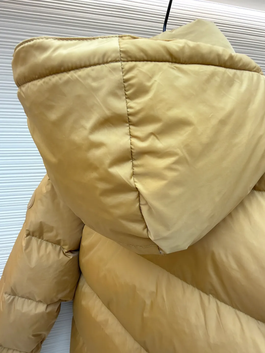 Burberry detachable sleeve down jacket ●Original version: Purchased and developed by 5453 ●Item number: 1682187-C85 ●Fabric: goose down fabric ●Technology: mechanical down filling ●Color: khaki ●Version: fitted version ●Weight: about 1060 grams ●Size: S-M-L-XL ●Description: Filled with goose down and thermal fiber. Decorated with the brand's knight's seal appliqué, inspired by archival graphics from the 1980s. Incorporating detachable sleeve design, you can freely switch between jacket and vest styles. Featuring a relaxed fit, the detachable hood and collar are lined in wool and accented with Burberry check. Two-way zip closure and detachable drawstring hood. Detachable sleeves Side zip pockets Drawstring hem Windproof cuffs Burberry check lining on hood and collar Knight seal appliqué on sleeves. The overall wiring is straight and delicate, the fabric is comfortable and soft, and the color is consistent without color difference. It can be matched with the same style to create a fashionable look and control various occasions. Customized accessories, complete with three standards, same style for men and women!