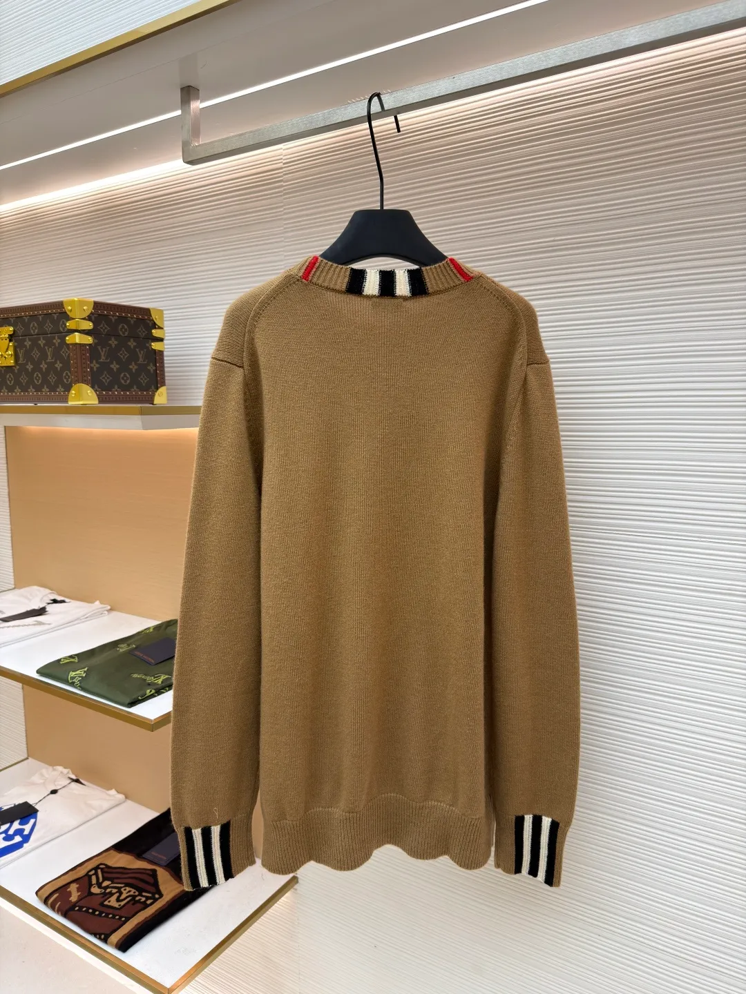 Burberry plaid wool sweater ●Original version: purchased and developed by 2169 ●Item number: 1680872-B15 ●Fabric: wool blended fabric ●Technology: knitting ●Version: fitted version ●Weight: about 475 grams ●Size: S-M-L ●Description: Each sweater has gone through more than ten processes including flat knitting, manual seam removal, 108 precise hook threads, sleeve stitching, gentle laundering, three-dimensional ironing, and strict quality inspection. Every detail is included. The imported 9-needle flat knitting machine takes 105 minutes to precisely knit, ensuring clear lines and crisp patterns, giving the fabric a uniform texture and a flexible texture. The wool yarn is carefully selected from 35% warm wool + 50% tough nylon + 15% soft acrylic. The scientific proportion of the three fibers takes into account the warmth and fluffiness of wool, the wear-resistant and anti-wrinkle of nylon, and the skin-friendly softness of acrylic, creating a sweater that is light, non-stuck, not easily deformed, and versatile for daily use. It is recommended to hand wash in cold water below 30°C, use neutral detergent to gently wash, and lay flat to dry. Avoid machine washing, drying and high-temperature soaking to prevent friction, pilling and shrinkage, and maintain a delicate touch for a long time. The overall wiring is straight and delicate, the fabric is comfortable and soft, and the color is consistent without color difference. It can be matched with the same style to create a fashionable look and control various occasions. Customized accessories, complete with three standards, same style for men and women!