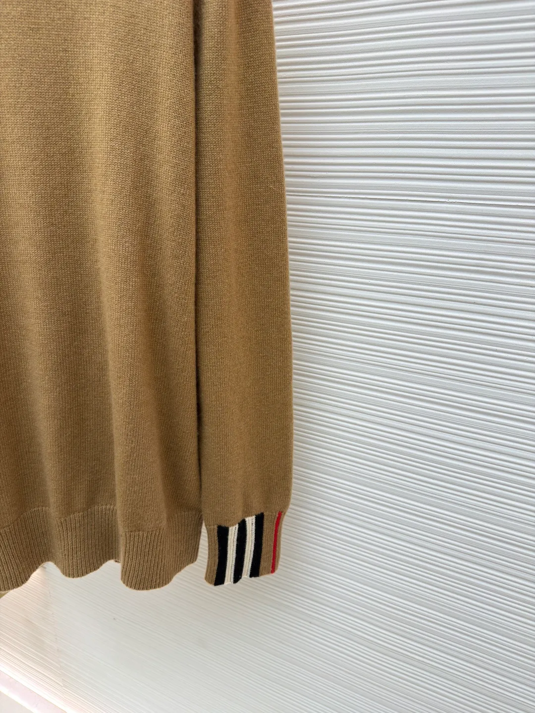 Burberry plaid wool sweater ●Original version: purchased and developed by 2169 ●Item number: 1680872-B15 ●Fabric: wool blended fabric ●Technology: knitting ●Version: fitted version ●Weight: about 475 grams ●Size: S-M-L ●Description: Each sweater has gone through more than ten processes including flat knitting, manual seam removal, 108 precise hook threads, sleeve stitching, gentle laundering, three-dimensional ironing, and strict quality inspection. Every detail is included. The imported 9-needle flat knitting machine takes 105 minutes to precisely knit, ensuring clear lines and crisp patterns, giving the fabric a uniform texture and a flexible texture. The wool yarn is carefully selected from 35% warm wool + 50% tough nylon + 15% soft acrylic. The scientific proportion of the three fibers takes into account the warmth and fluffiness of wool, the wear-resistant and anti-wrinkle of nylon, and the skin-friendly softness of acrylic, creating a sweater that is light, non-stuck, not easily deformed, and versatile for daily use. It is recommended to hand wash in cold water below 30°C, use neutral detergent to gently wash, and lay flat to dry. Avoid machine washing, drying and high-temperature soaking to prevent friction, pilling and shrinkage, and maintain a delicate touch for a long time. The overall wiring is straight and delicate, the fabric is comfortable and soft, and the color is consistent without color difference. It can be matched with the same style to create a fashionable look and control various occasions. Customized accessories, complete with three standards, same style for men and women!