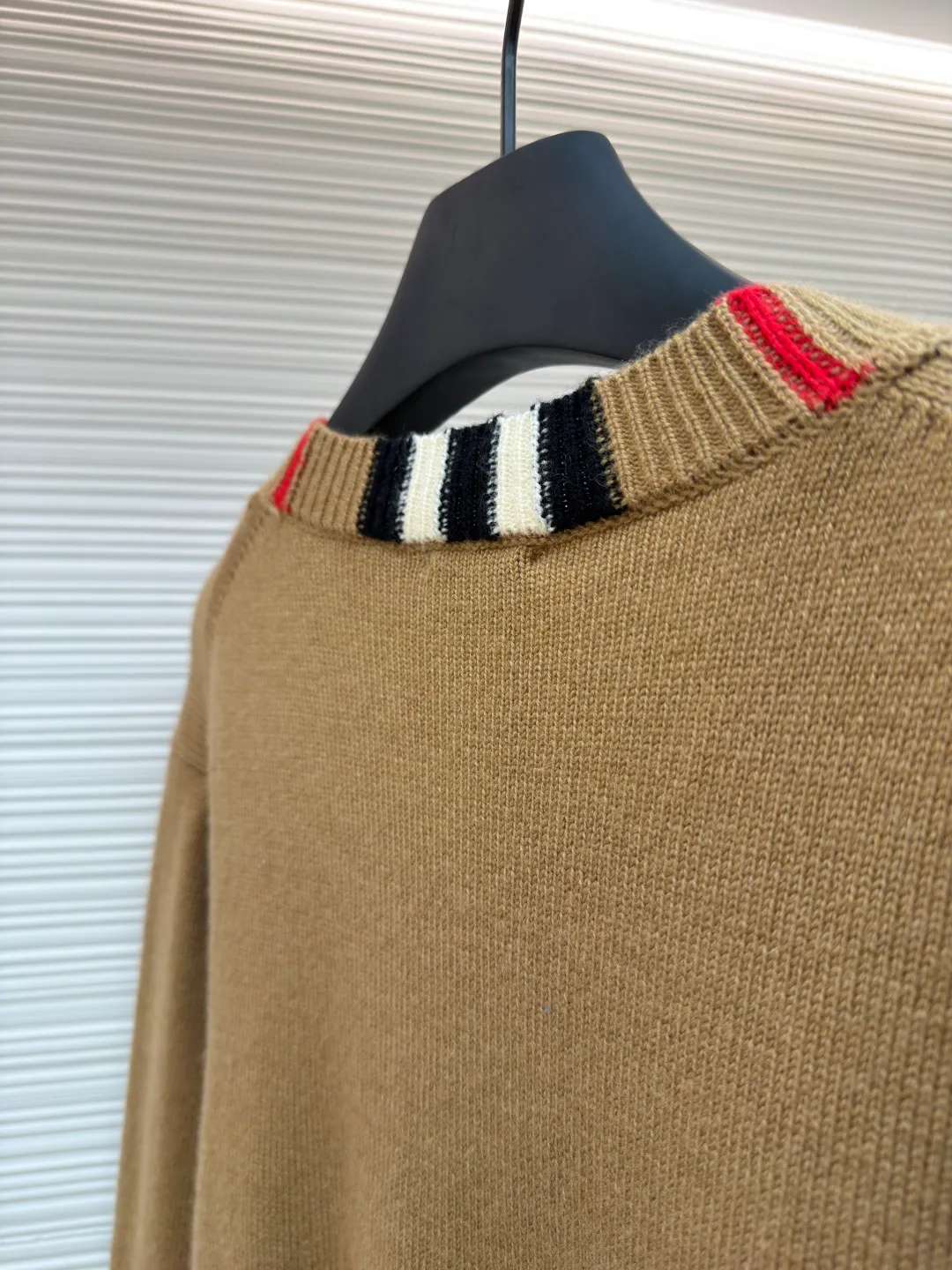 Burberry plaid wool sweater ●Original version: purchased and developed by 2169 ●Item number: 1680872-B15 ●Fabric: wool blended fabric ●Technology: knitting ●Version: fitted version ●Weight: about 475 grams ●Size: S-M-L ●Description: Each sweater has gone through more than ten processes including flat knitting, manual seam removal, 108 precise hook threads, sleeve stitching, gentle laundering, three-dimensional ironing, and strict quality inspection. Every detail is included. The imported 9-needle flat knitting machine takes 105 minutes to precisely knit, ensuring clear lines and crisp patterns, giving the fabric a uniform texture and a flexible texture. The wool yarn is carefully selected from 35% warm wool + 50% tough nylon + 15% soft acrylic. The scientific proportion of the three fibers takes into account the warmth and fluffiness of wool, the wear-resistant and anti-wrinkle of nylon, and the skin-friendly softness of acrylic, creating a sweater that is light, non-stuck, not easily deformed, and versatile for daily use. It is recommended to hand wash in cold water below 30°C, use neutral detergent to gently wash, and lay flat to dry. Avoid machine washing, drying and high-temperature soaking to prevent friction, pilling and shrinkage, and maintain a delicate touch for a long time. The overall wiring is straight and delicate, the fabric is comfortable and soft, and the color is consistent without color difference. It can be matched with the same style to create a fashionable look and control various occasions. Customized accessories, complete with three standards, same style for men and women!