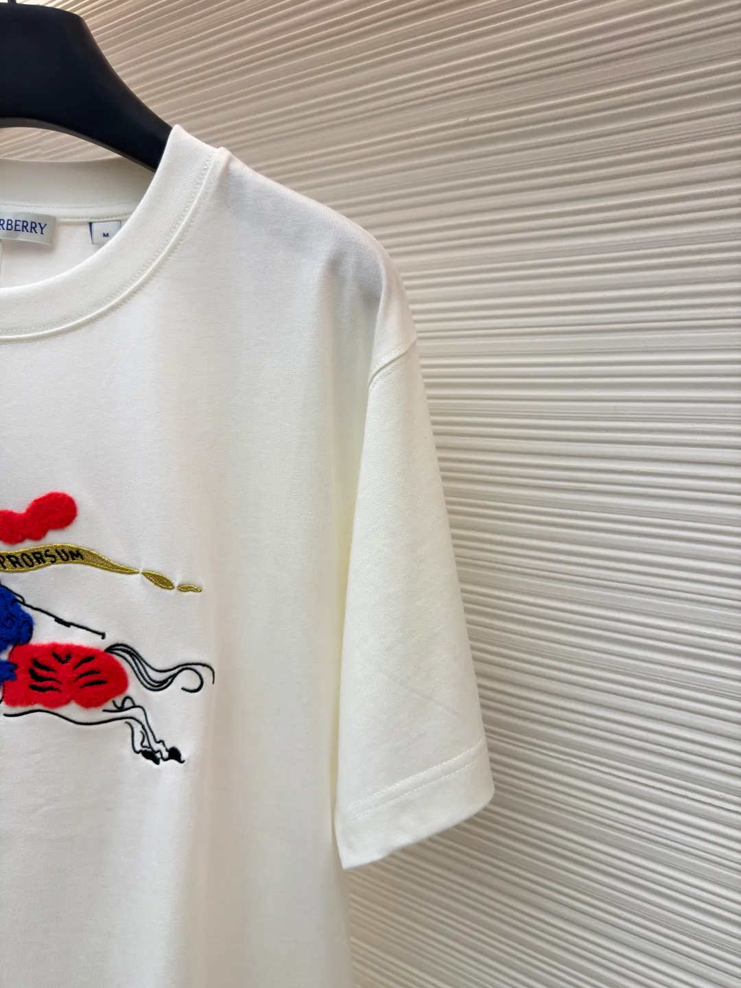 Burberry fleece pony round neck short sleeves ●Original version: Purchased and developed by 4242 ●Item number: 1682164-A05 ●Fabric: pure cotton plain weave ●Technology: embroidery production ●Color: white ●Version: fitted version ●Weight: about 270 grams ●Size: Fine cotton fabrics usually have better moisture absorption, breathability, wear resistance, and are also softer and smoother. Vintage fine cotton fabric is a relatively thick cotton fabric that has been carefully processed and treated to have excellent texture and performance. It feels soft and comfortable and fits the skin very well when worn. Craftsmanship with plush effect, new season equestrian knight logo embroidery, and metallic yarns with a rich touch are the core of the design. During the embroidery process, special yarns containing metallic threads are mixed and programmed through a computer embroidery machine to integrate the metallic yarns into specific parts of the pattern using stitching methods such as chain embroidery and tatami embroidery. On top of the traditional three-dimensional sense of embroidery, a shimmering metallic luster and a special cool touch are added, causing the classic logo pattern to produce local highlights under light, showing a reshaped modern sense and a high-end customization-like sophistication, which is highly recognizable. The overall wiring is straight and delicate, the fabric is comfortable and soft, and the color is consistent without color difference. It can be matched with the same style to create a fashionable look and control various occasions. Customized accessories, complete with three standards, same style for men and women!
