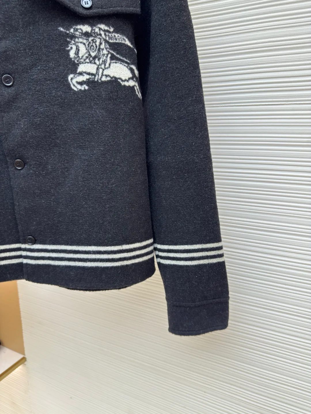 BURBERRY war horse yarn-dyed double-sided nylon jacket ●Original version: Purchased and developed for 16900 ●Item number: 1680726-E20 ●Fabric: wool fabric ●Technology: jacquard production ●Version: fitted version ●Weight: about 980 grams ●Size: XS-S-M-L ●Description: Made of yarn-dyed jacquard double-sided nylon fabric, 50% wool content, 16-count open-end spinning yarn, custom-dyed with dark floral gray yarn for bulk fabrics, purely manual pattern weaving, yarn-dyed jacquard pan head, two times of pattern making to test the war horse pattern size shrinkage, high Rapid rapier woven green embryo, striped fabric + war horse front panel with two patterns. The embryo fabric is finished using needle nipping and shrinking process. Later, it is washed and sheared to shape the finished fabric. The front panel is cut in the war horse pattern, and the front and rear panel stripes are horizontally aligned. The matching horn material is engraved with letters and hand-stitched buttons. The overall wiring is straight and delicate, the fabric is comfortable and soft, the color is consistent and there is no color difference, it can be matched with the same style to create a fashionable look, and can be used in various occasions, customized accessories, complete with three standards, the same style for men and women!