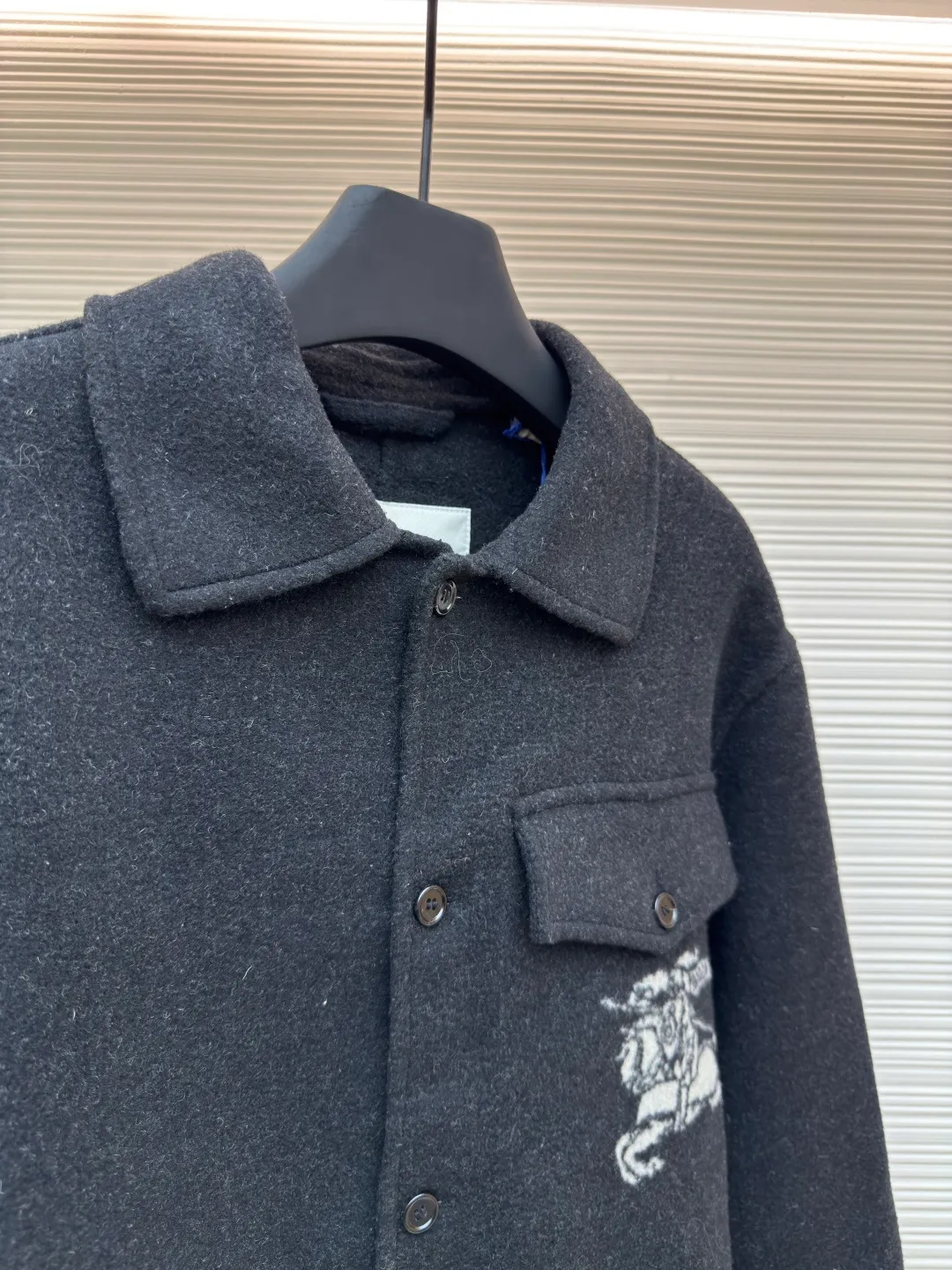 BURBERRY war horse yarn-dyed double-sided nylon jacket ●Original version: Purchased and developed for 16900 ●Item number: 1680726-E20 ●Fabric: wool fabric ●Technology: jacquard production ●Version: fitted version ●Weight: about 980 grams ●Size: XS-S-M-L ●Description: Made of yarn-dyed jacquard double-sided nylon fabric, 50% wool content, 16-count open-end spinning yarn, custom-dyed with dark floral gray yarn for bulk fabrics, purely manual pattern weaving, yarn-dyed jacquard pan head, two times of pattern making to test the war horse pattern size shrinkage, high Rapid rapier woven green embryo, striped fabric + war horse front panel with two patterns. The embryo fabric is finished using needle nipping and shrinking process. Later, it is washed and sheared to shape the finished fabric. The front panel is cut in the war horse pattern, and the front and rear panel stripes are horizontally aligned. The matching horn material is engraved with letters and hand-stitched buttons. The overall wiring is straight and delicate, the fabric is comfortable and soft, the color is consistent and there is no color difference, it can be matched with the same style to create a fashionable look, and can be used in various occasions, customized accessories, complete with three standards, the same style for men and women!