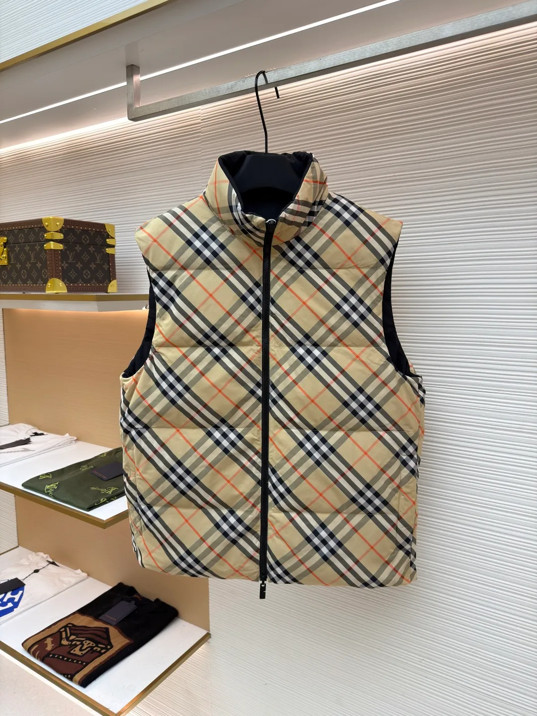 Burberry plaid down vest ●Original version: Purchased and developed by 7064 ●Item number: 1681079-C55 ●Fabric: goose down fabric ●Technology: made on positioning cutting machine ●Version: fitted version ●Weight: about 655 grams ●Size: XS-S-M-L-XL ●Description: Say goodbye to the weight of winter and embrace the warmth with a light attitude. BURBERRY's plaid down vest is crafted from protective nylon fabric and filled with high-quality 90 new national standard white duck down, giving you a warm experience of cloud-like wrapping without fear of severe cold. When the hood is not needed, it can be neatly tucked into the back of the collar, maintaining the smooth silhouette and simple style of the vest, making it perfect for both business and leisure occasions. When the weather changes, you can easily unfold it and you will instantly have a protective hood to cope with sudden wind, rain or cold. This kind of "invisible" protection means that style never compromises due to function. The front chest is decorated with a silicone plaque of the knight's logo from the archives of the 1980s, showing off its extraordinary status in a low-key manner. The two-way zipper opens and closes smoothly, and the side zipper pockets and drawstring hem details combine practical functionality with modern style. Concealed hooded design. The overall wiring is straight and delicate, the fabric is comfortable and soft, and the color is consistent without color difference. It can be matched with the same style to create a fashionable look and control various occasions. Customized accessories, complete with three standards, same style for men and women!