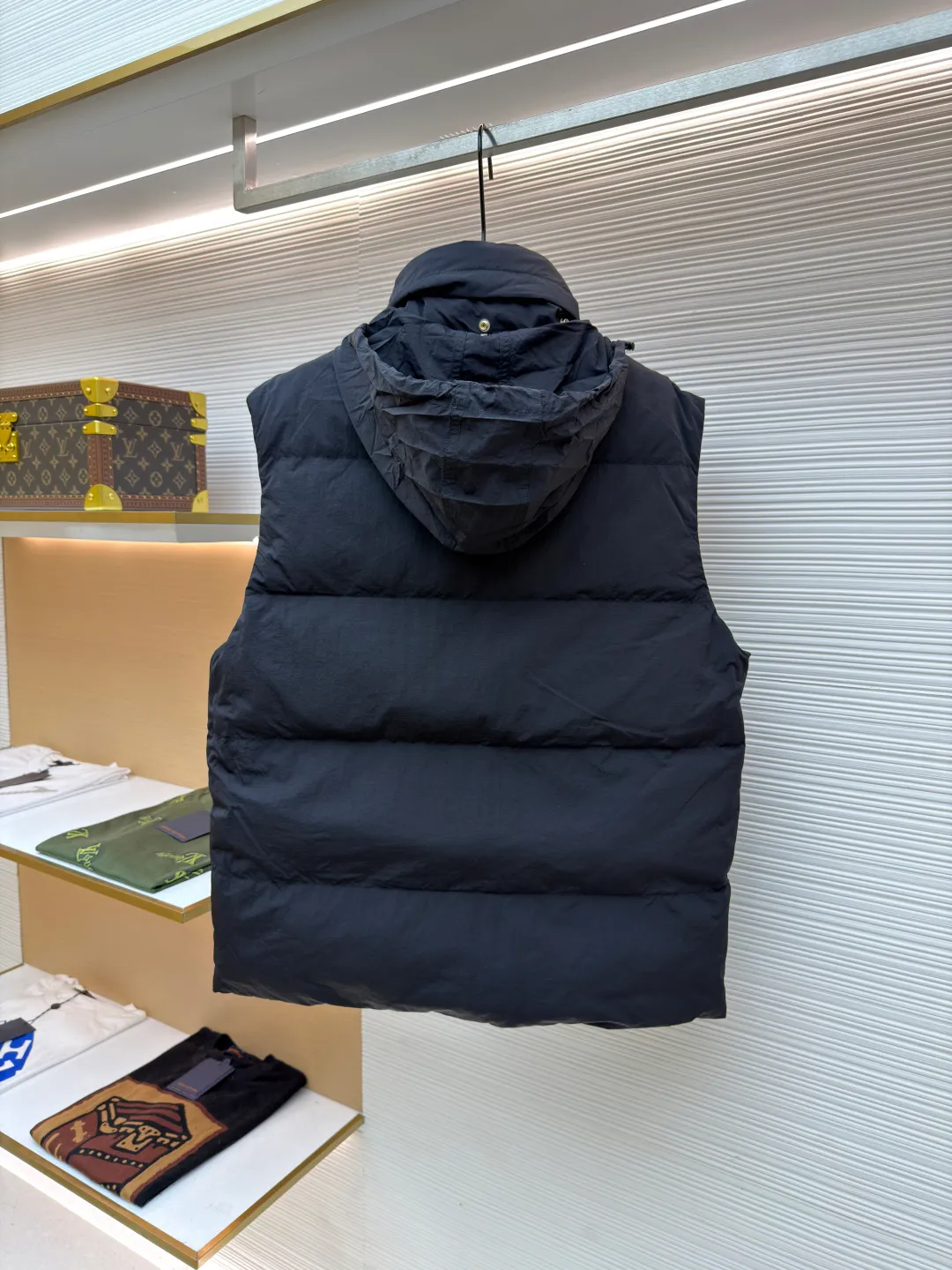 Burberry plaid down vest ●Original version: Purchased and developed by 7064 ●Item number: 1681079-C55 ●Fabric: goose down fabric ●Technology: made on positioning cutting machine ●Version: fitted version ●Weight: about 655 grams ●Size: XS-S-M-L-XL ●Description: Say goodbye to the weight of winter and embrace the warmth with a light attitude. BURBERRY's plaid down vest is crafted from protective nylon fabric and filled with high-quality 90 new national standard white duck down, giving you a warm experience of cloud-like wrapping without fear of severe cold. When the hood is not needed, it can be neatly tucked into the back of the collar, maintaining the smooth silhouette and simple style of the vest, making it perfect for both business and leisure occasions. When the weather changes, you can easily unfold it and you will instantly have a protective hood to cope with sudden wind, rain or cold. This kind of "invisible" protection means that style never compromises due to function. The front chest is decorated with a silicone plaque of the knight's logo from the archives of the 1980s, showing off its extraordinary status in a low-key manner. The two-way zipper opens and closes smoothly, and the side zipper pockets and drawstring hem details combine practical functionality with modern style. Concealed hooded design. The overall wiring is straight and delicate, the fabric is comfortable and soft, and the color is consistent without color difference. It can be matched with the same style to create a fashionable look and control various occasions. Customized accessories, complete with three standards, same style for men and women!