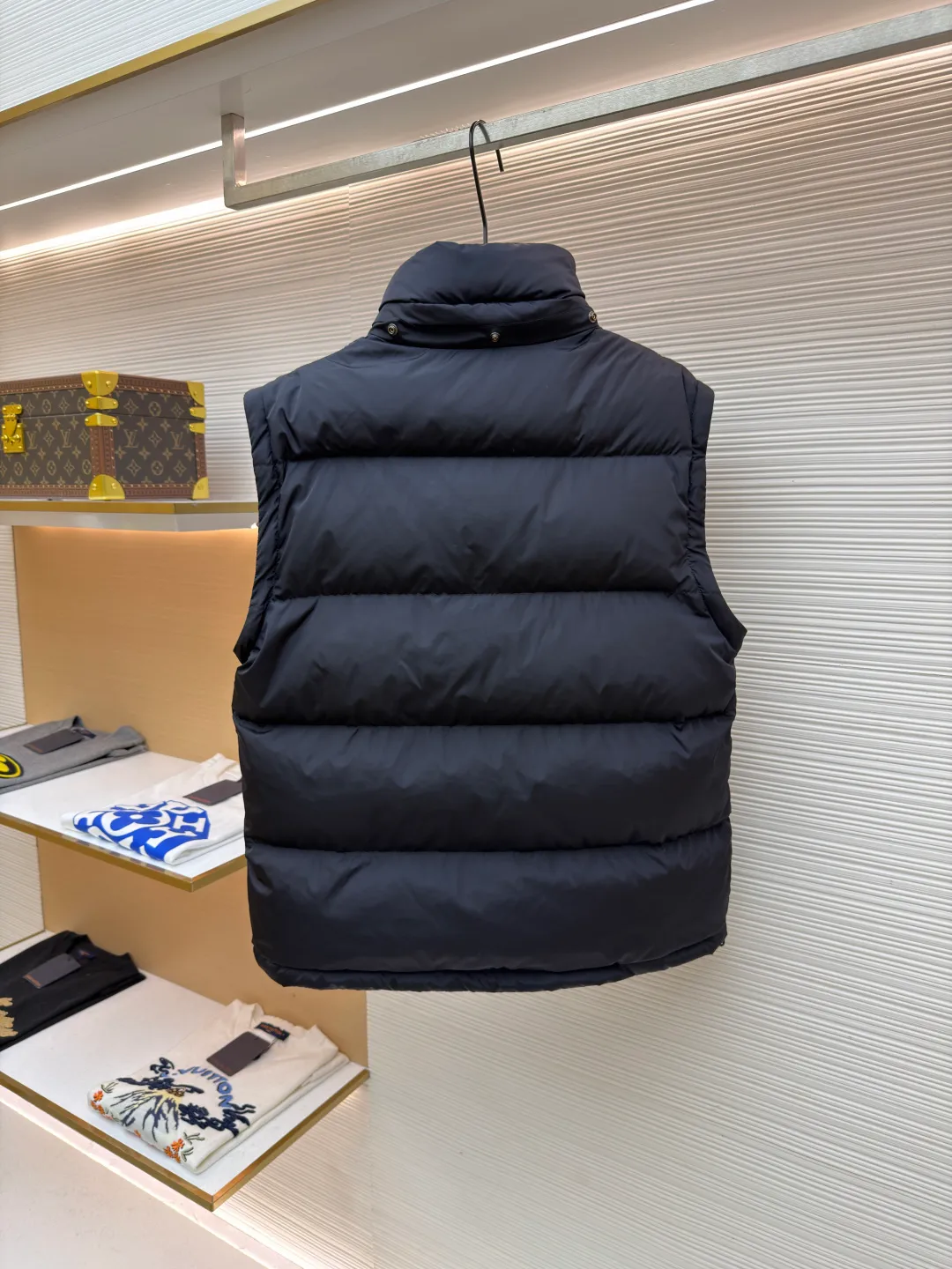 Burberry detachable sleeve down jacket ●Original version: Purchased and developed by 4788 ●Item number: 1682186-C85 ●Fabric: goose down fabric ●Technology: mechanical down filling ●Color: navy ●Version: fitted version ●Weight: about 1085 grams ●Size: S-M-L-XL ●Description: Filled with goose down and thermal fiber. Decorated with the brand's knight's seal appliqué, inspired by archival graphics from the 1980s. Incorporating detachable sleeve design, you can freely switch between jacket and vest styles. Featuring a relaxed fit, the detachable hood and collar are lined in wool and accented with Burberry check. Two-way zip closure and detachable drawstring hood. Detachable sleeves Side zip pockets Drawstring hem Windproof cuffs Burberry check lining on hood and collar Knight seal appliqué on sleeves. The overall wiring is straight and delicate, the fabric is comfortable and soft, and the color is consistent without color difference. It can be matched with the same style to create a fashionable look and control various occasions. Customized accessories, complete with three standards, same style for men and women!