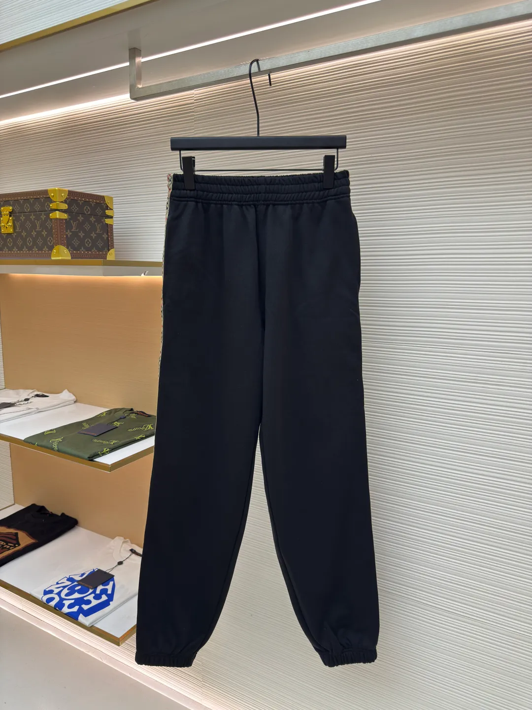 BURBERRY plaid webbing embroidered sweatpants ●Authentic product: purchased and developed by 3162 ●Item number: 1680514-A95 ●Fabric: single-sided fish scale fabric ●Technology: selvedge production ●Version: fitted version ●Weight: about 725 grams ●Size: S-M-L-XL ●Description: A single-sided fish-scale cloth fabric woven with cotton as the base. The front is a smooth knitted surface, and the skin-contacting surface is formed into three-dimensional terry by the floating thread knitting technology of the knitting machine, which increases the fluffiness and has a delicate touch. The terry structure absorbs a large amount of water and evaporates quickly, so it is not easy to loosen and deform after repeated washing. By actively interfering with the shrinkage potential of cotton fibers, the fabric is able to transition from changeable to stable, improving dimensional stability while being less prone to deformation and wrinkles. The monochrome flat embroidery on the chest uses the high-precision calculation system of the computer embroidery machine to control the coordinated operation of the machine head, needle bar, and thread spool. The fabric frame moves accurately in the horizontal and vertical directions to form a stitch track. The upper and lower thread tensions are adjusted to ensure that the stitches are smooth and free of floating threads, forming a fine pattern with an error of ±0.1mm. The overall wiring is straight and delicate, the fabric is comfortable and soft, and the color is consistent without color difference. It can be matched with the same style to create a fashionable look and control various occasions. Customized accessories, complete with three standards, same style for men and women!