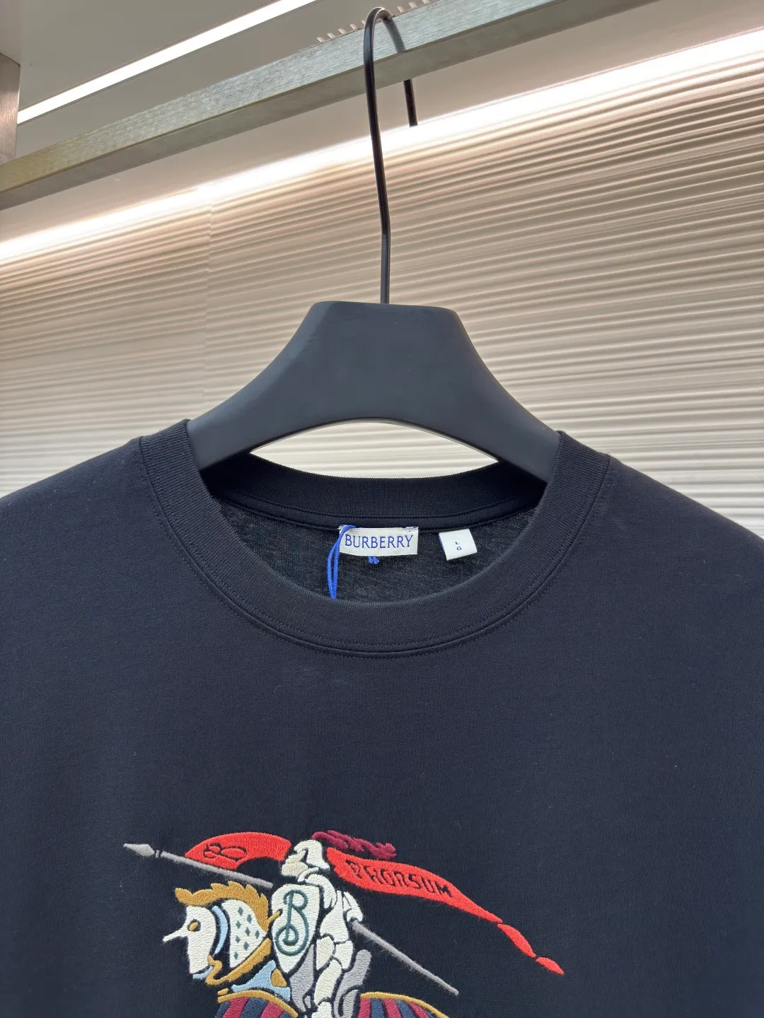 BURBERRY Colorful Cavalry Embroidered Round Neck Short Sleeve ●Original version: Purchased and developed by 2639 ●Item number: 1680692-A05 ●Fabric: pure cotton fabric ●Technology: embroidery production ●Version: fitted version ●Weight: about 240g ●Size: S-M-L-XL ●Description: Made of 15S fine cotton plain weave, 230g; with 32S double yarn thread, 300g. Fine cotton fabrics usually have better moisture absorption, breathability, wear resistance, and are also softer and smoother. Vintage fine cotton fabric is a relatively thick cotton fabric that has been carefully processed and treated to have excellent texture and performance. It feels soft and comfortable and fits the skin very well when worn. The colorful cavalry pattern is made of tatami embroidery. The geometric structure of tatami weaving and the embroidery stitches simulate its closely arranged rectangular units, which is a counted embroidery. High-precision operating machinery and equipment create tatami embroidery, using fixed-dyed mercerized embroidery thread, which presents a high-grade gloss and is more flexible than ordinary embroidery thread. The overall smoothness, detail processing, neatness with needles, smoothness and brightness, clear silk lines, and the edges are too neat as if cut by a knife. The overall wiring is straight and delicate, the fabric is comfortable and soft, and the color is consistent without color difference. It can be matched with the same style to create a fashionable look and control various occasions. Customized accessories, complete with three standards, same style for men and women!