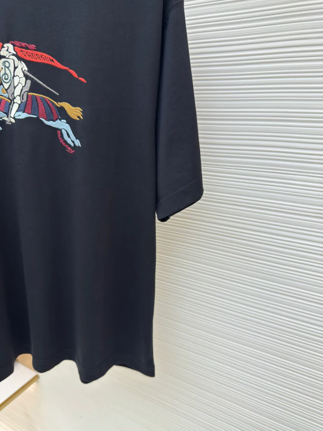 BURBERRY Colorful Cavalry Embroidered Round Neck Short Sleeve ●Original version: Purchased and developed by 2639 ●Item number: 1680692-A05 ●Fabric: pure cotton fabric ●Technology: embroidery production ●Version: fitted version ●Weight: about 240g ●Size: S-M-L-XL ●Description: Made of 15S fine cotton plain weave, 230g; with 32S double yarn thread, 300g. Fine cotton fabrics usually have better moisture absorption, breathability, wear resistance, and are also softer and smoother. Vintage fine cotton fabric is a relatively thick cotton fabric that has been carefully processed and treated to have excellent texture and performance. It feels soft and comfortable and fits the skin very well when worn. The colorful cavalry pattern is made of tatami embroidery. The geometric structure of tatami weaving and the embroidery stitches simulate its closely arranged rectangular units, which is a counted embroidery. High-precision operating machinery and equipment create tatami embroidery, using fixed-dyed mercerized embroidery thread, which presents a high-grade gloss and is more flexible than ordinary embroidery thread. The overall smoothness, detail processing, neatness with needles, smoothness and brightness, clear silk lines, and the edges are too neat as if cut by a knife. The overall wiring is straight and delicate, the fabric is comfortable and soft, and the color is consistent without color difference. It can be matched with the same style to create a fashionable look and control various occasions. Customized accessories, complete with three standards, same style for men and women!