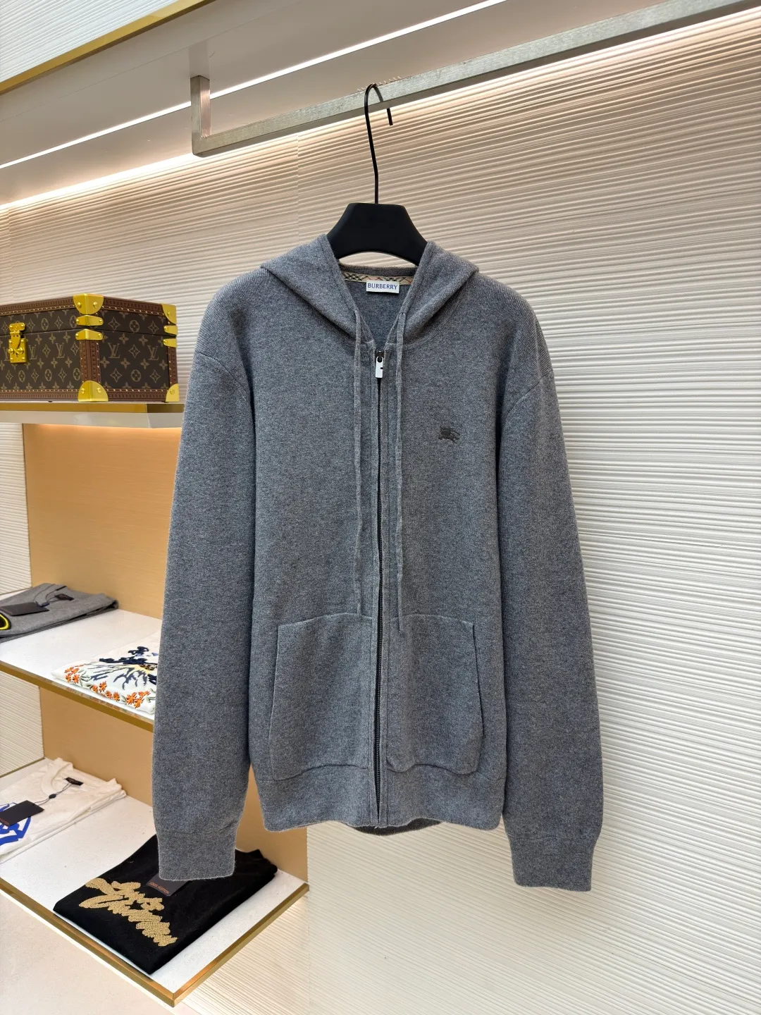 Burberry embroidered zipper cardigan ●Original version: Purchased and developed by 6347 ●Item number: 1681789-B70 ●Fabric: wool blended fabric ●Technology: knitted ●Color: gray ●Version: Fitted version ●Weight: about 905 grams ●Size: S-M-L-XL ●Description: Cashmere is used as the main body to dominate the feel, warmth and lightness of the fabric, while providing an unparalleled wearing experience. A small amount of polyamide and elastic fiber are added to enhance the overall durability and anti-pilling properties. An invisible support network is woven into the soft cashmere, and at the same time it has a certain amount of elasticity, which better fits the curves of the human body and can be retracted and retracted freely. Due to the characteristics of the sweater fabric, it is stretched just right when stretching the frame, and then a hot-melt liner is used under the wool fabric piece to provide it with a certain temporary stable support to prevent it from shrinking after removal, causing pattern distortion, wrinkles and stitch dents. The high-precision calculation program system of the computer embroidery machine controls the movement of the embroidery frame in the X/Y direction, while the needle shuttles up and down, embroidering according to the set path, automatically completing thread trimming, thread jumping and other actions to form a stitch track, automatically adjusting the upper and lower thread tension to ensure that the stitches are smooth and free of floating threads, forming a war horse pattern with an error of ±0.1mm. Add detergent and preliminarily rinse the bulk goods at a water temperature of about 35 degrees to remove impurities during the production process, and then use protease to gently digest the hairiness on the surface to reduce the tendency of pilling from the root, improve the hand feel, retain softness, and eliminate irritation. Finally, after dehydration and drying, the size and shape are stabilized. The overall wiring is straight and delicate, the fabric is comfortable and soft, and the color is consistent without color difference. It can be matched with the same style to create a fashionable look and control various occasions. Customized accessories, complete with three standards, same style for men and women!