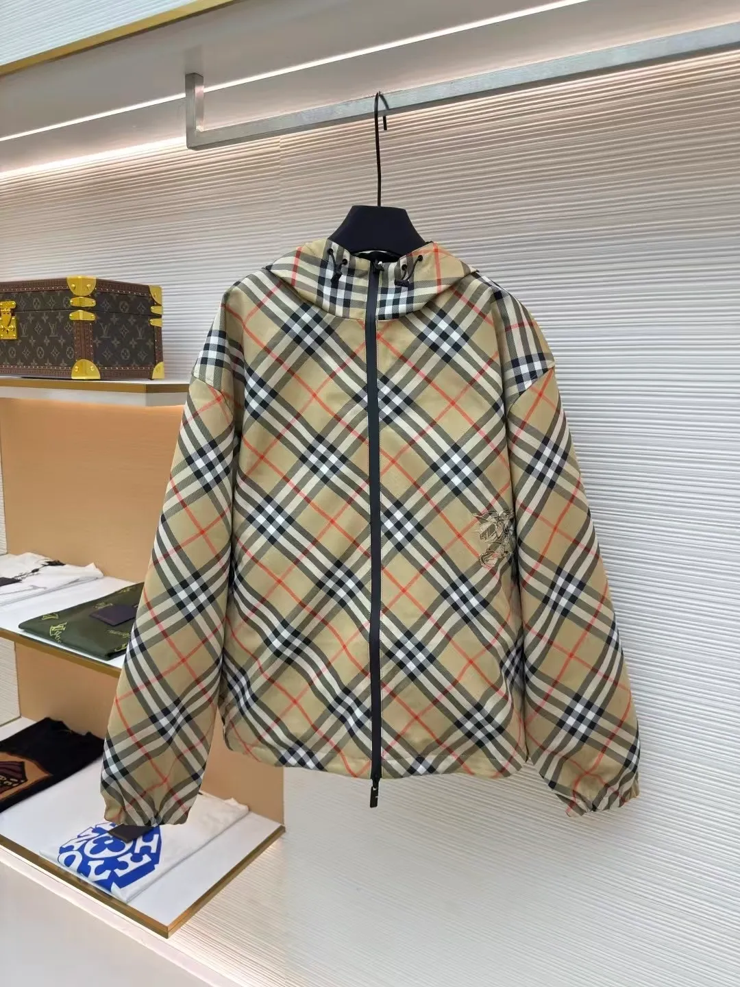 BURBERRY reversible jacket with twill pattern embroidery ●Authentic product: Purchased and developed by 8248 ●Item number: 1680600-c10 ●Fabric: woven fabric ●Technology: Made on positioning cutting machine ●Version: fitted version ●Weight: about 800 grams ●Size: S-M-L-XL ●Description: High-density woven fabric woven from 100% polyester fiber. It has the characteristics of high strength, anti-wrinkle and quick-drying. The high-density weave increases its durability and windproofness. It has good breathability and a subtle texture on the surface. The properties of the fabric make the appearance more crisp, the colors saturated, and the texture enhanced. The fabric made of 100% nylon fiber is known for its excellent wear resistance, excellent soft touch and relatively good elasticity. The relatively light quality makes the whole thing lighter and will not increase the burden of wearing due to the double-sided design. Use positioning cutting machine equipment to accurately cut fabrics, and improve overall quality through optical positioning and mechanical positioning. Ensure that every product meets the high standards of alignment. During the sewing process, the master will always ensure that each piece of fabric can be aligned and aligned after being connected, which also greatly increases the process time. The overall wiring is straight and delicate, the fabric is comfortable and soft, and the color is consistent without color difference. It can be matched with the same style to create a fashionable look and control various occasions. Customized accessories, complete with three standards, same style for men and women!
