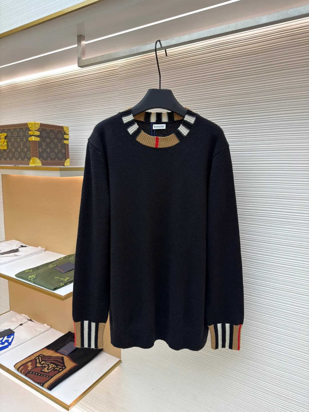 Burberry plaid wool sweater ●Original version: purchased and developed in 1909 ●Item number: 1680873-B15 ●Fabric: wool blended fabric ●Technology: knitting ●Version: fitted version ●Weight: about 475 grams ●Size: S-M-L ●Description: Each sweater has gone through more than ten processes including flat knitting, manual seam removal, 108 precise hook threads, sleeve stitching, gentle laundering, three-dimensional ironing, and strict quality inspection. Every detail is included. The imported 9-needle flat knitting machine takes 105 minutes to precisely knit, ensuring clear lines and crisp patterns, giving the fabric a uniform texture and a flexible texture. The wool yarn is carefully selected from 35% warm wool + 50% tough nylon + 15% soft acrylic. The scientific proportion of the three fibers takes into account the warmth and fluffiness of wool, the wear-resistant and anti-wrinkle of nylon, and the skin-friendly softness of acrylic, creating a sweater that is light, non-stuck, not easily deformed, and versatile for daily use. It is recommended to hand wash in cold water below 30°C, use neutral detergent to gently wash, and lay flat to dry. Avoid machine washing, drying and high-temperature soaking to prevent friction, pilling and shrinkage, and maintain a delicate touch for a long time. The overall wiring is straight and delicate, the fabric is comfortable and soft, and the color is consistent without color difference. It can be matched with the same style to create a fashionable look and control various occasions. Customized accessories, complete with three standards, same style for men and women!