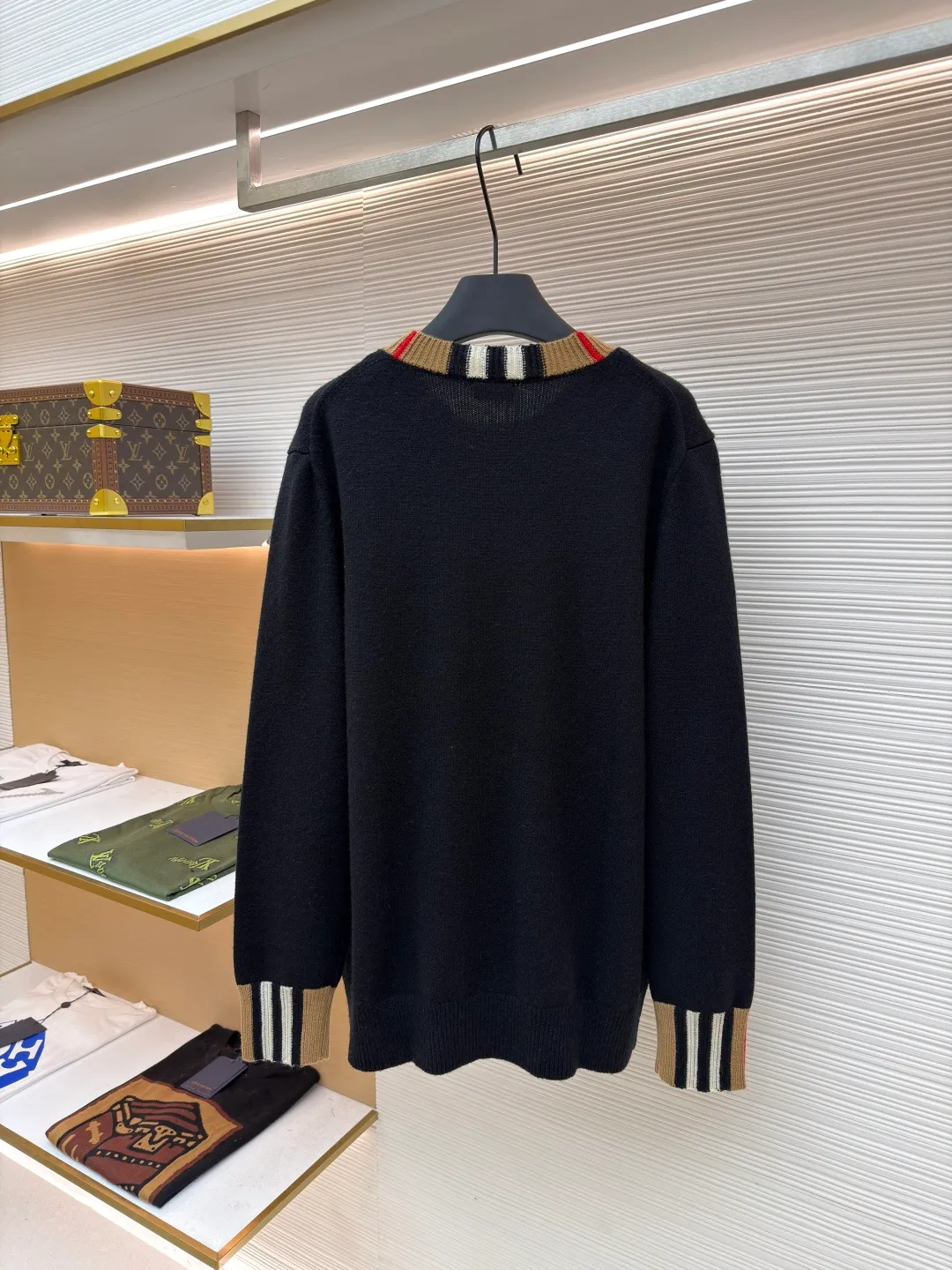 Burberry plaid wool sweater ●Original version: purchased and developed in 1909 ●Item number: 1680873-B15 ●Fabric: wool blended fabric ●Technology: knitting ●Version: fitted version ●Weight: about 475 grams ●Size: S-M-L ●Description: Each sweater has gone through more than ten processes including flat knitting, manual seam removal, 108 precise hook threads, sleeve stitching, gentle laundering, three-dimensional ironing, and strict quality inspection. Every detail is included. The imported 9-needle flat knitting machine takes 105 minutes to precisely knit, ensuring clear lines and crisp patterns, giving the fabric a uniform texture and a flexible texture. The wool yarn is carefully selected from 35% warm wool + 50% tough nylon + 15% soft acrylic. The scientific proportion of the three fibers takes into account the warmth and fluffiness of wool, the wear-resistant and anti-wrinkle of nylon, and the skin-friendly softness of acrylic, creating a sweater that is light, non-stuck, not easily deformed, and versatile for daily use. It is recommended to hand wash in cold water below 30°C, use neutral detergent to gently wash, and lay flat to dry. Avoid machine washing, drying and high-temperature soaking to prevent friction, pilling and shrinkage, and maintain a delicate touch for a long time. The overall wiring is straight and delicate, the fabric is comfortable and soft, and the color is consistent without color difference. It can be matched with the same style to create a fashionable look and control various occasions. Customized accessories, complete with three standards, same style for men and women!