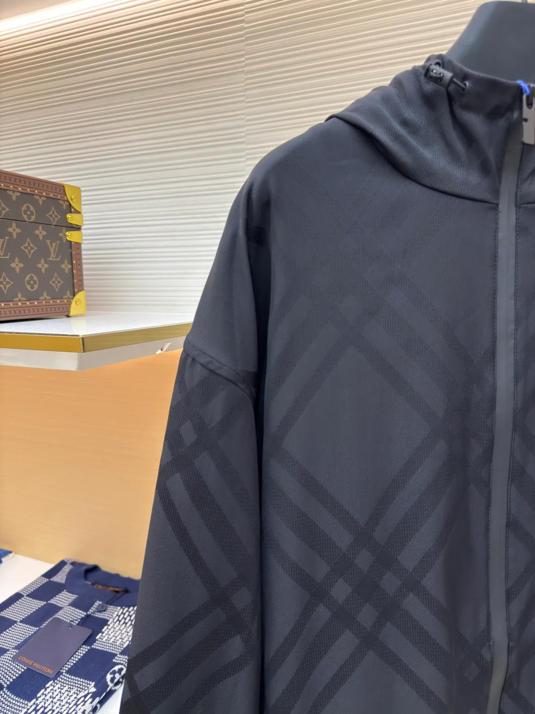 BURBERRY Jacquard Twill Plaid Embroidered Jacket ●Item No.: 1680083-B70 ●Material: nylon fabric ●Technology: Jacquard embroidery production ●Version: Fitted version ●Weight: about 680 grams ●Size: S-M-L-XL ●Description: A highly durable fabric (nylon) made of nylon as the base. The density is only 1.14g/CM³, which reduces its weight by 20% with the same thickness. At the same time, it has extremely strong wear resistance and is not prone to fluffing due to repeated friction. After heavy exercise, its hydrophobic fibers form a capillary effect, guiding sweat to evaporate quickly. The warp yarns are divided by controlling the lifting device, and the electromagnetic needle of the electronic jacquard machine is controlled at a needle speed of 0.01 seconds, so that the weft yarns interweave with the warp yarns at specific positions to form a preset diagonal dark pattern. The overall wiring is straight and delicate, the fabric is comfortable and soft, and the color is consistent without color difference. It can be matched with the same style to create a fashionable look and control various occasions. Customized accessories, complete with three standards, same style for men and women!