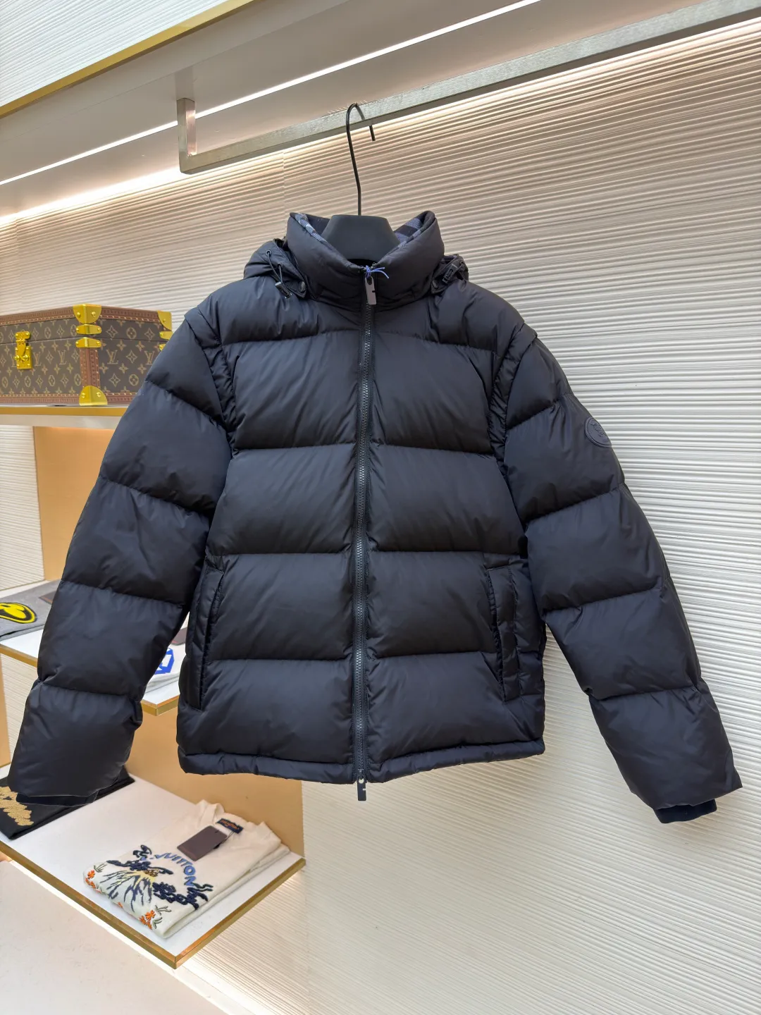 Burberry detachable sleeve down jacket ●Original version: Purchased and developed by 4788 ●Item number: 1682186-C85 ●Fabric: goose down fabric ●Technology: mechanical down filling ●Color: navy ●Version: fitted version ●Weight: about 1085 grams ●Size: S-M-L-XL ●Description: Filled with goose down and thermal fiber. Decorated with the brand's knight's seal appliqué, inspired by archival graphics from the 1980s. Incorporating detachable sleeve design, you can freely switch between jacket and vest styles. Featuring a relaxed fit, the detachable hood and collar are lined in wool and accented with Burberry check. Two-way zip closure and detachable drawstring hood. Detachable sleeves Side zip pockets Drawstring hem Windproof cuffs Burberry check lining on hood and collar Knight seal appliqué on sleeves. The overall wiring is straight and delicate, the fabric is comfortable and soft, and the color is consistent without color difference. It can be matched with the same style to create a fashionable look and control various occasions. Customized accessories, complete with three standards, same style for men and women!