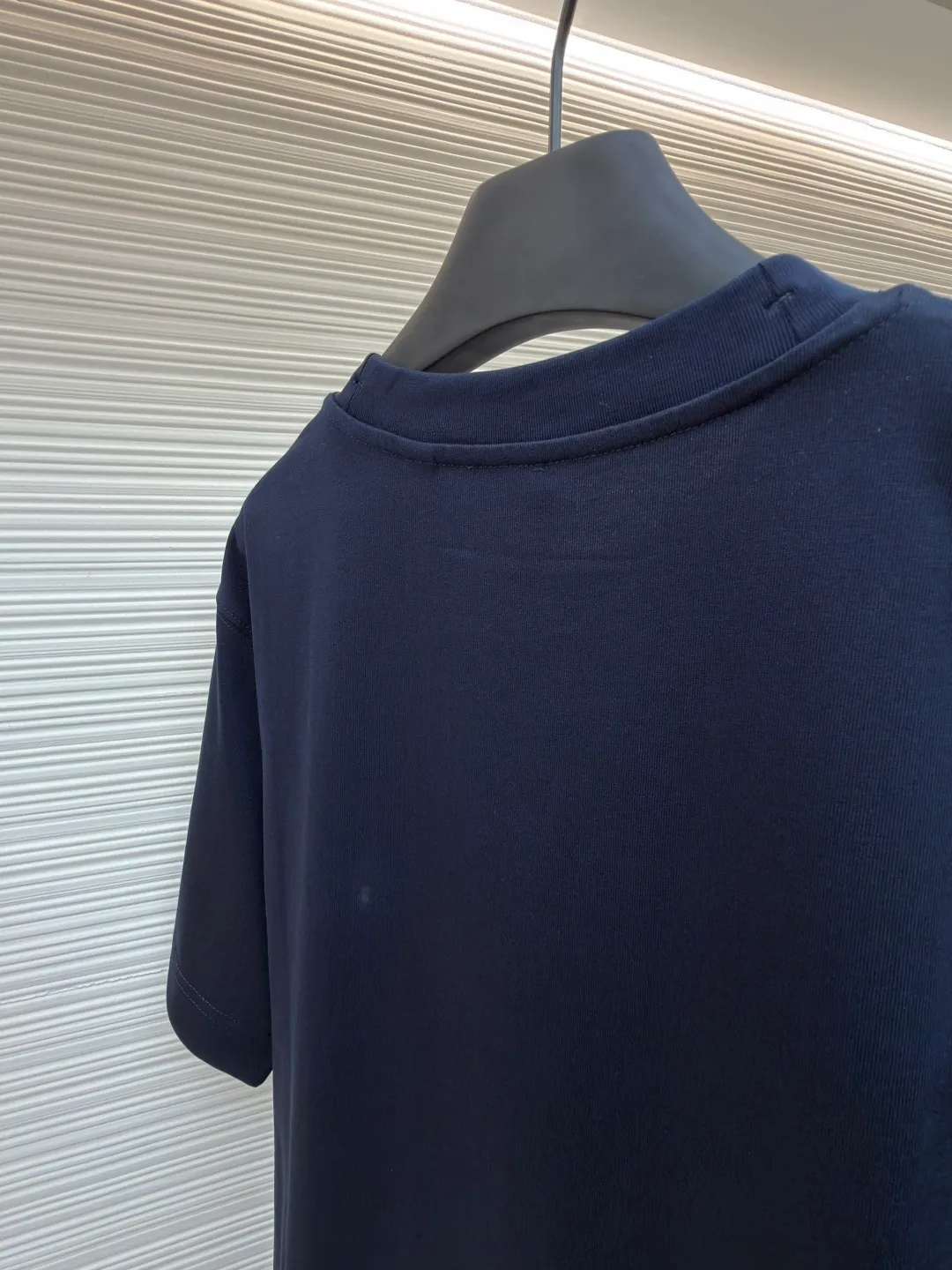 Burberry fleece pony round neck short sleeves ●Original version: Purchased and developed for 4850 ●Item number: 1682163-A05 ●Fabric: pure cotton plain weave ●Technology: embroidery production ●Color: navy blue ●Version: fitted version ●Weight: about 265g ●Size: XS-S-M-L ●Description: Made of 15S fine cotton plain weave, 230g; matching 32S double yarn rack thread, 340g. Fine cotton fabrics usually have better moisture absorption, breathability, wear resistance, and are also softer and smoother. Vintage fine cotton fabric is a relatively thick cotton fabric that has been carefully processed and treated to have excellent texture and performance. It feels soft and comfortable and fits the skin very well when worn. Craftsmanship with plush effect, new season equestrian knight logo embroidery, and metallic yarns with a rich touch are the core of the design. During the embroidery process, special yarns containing metallic threads are mixed and programmed through a computer embroidery machine to integrate the metallic yarns into specific parts of the pattern using stitching methods such as chain embroidery and tatami embroidery. On top of the traditional three-dimensional sense of embroidery, a shimmering metallic luster and a special cool touch are added, causing the classic logo pattern to produce local highlights under light, showing a reshaped modern sense and a high-end customization-like sophistication, which is highly recognizable. The overall wiring is straight and delicate, the fabric is comfortable and soft, and the color is consistent without color difference. It can be matched with the same style to create a fashionable look and control various occasions. Customized accessories, complete with three standards, same style for men and women!