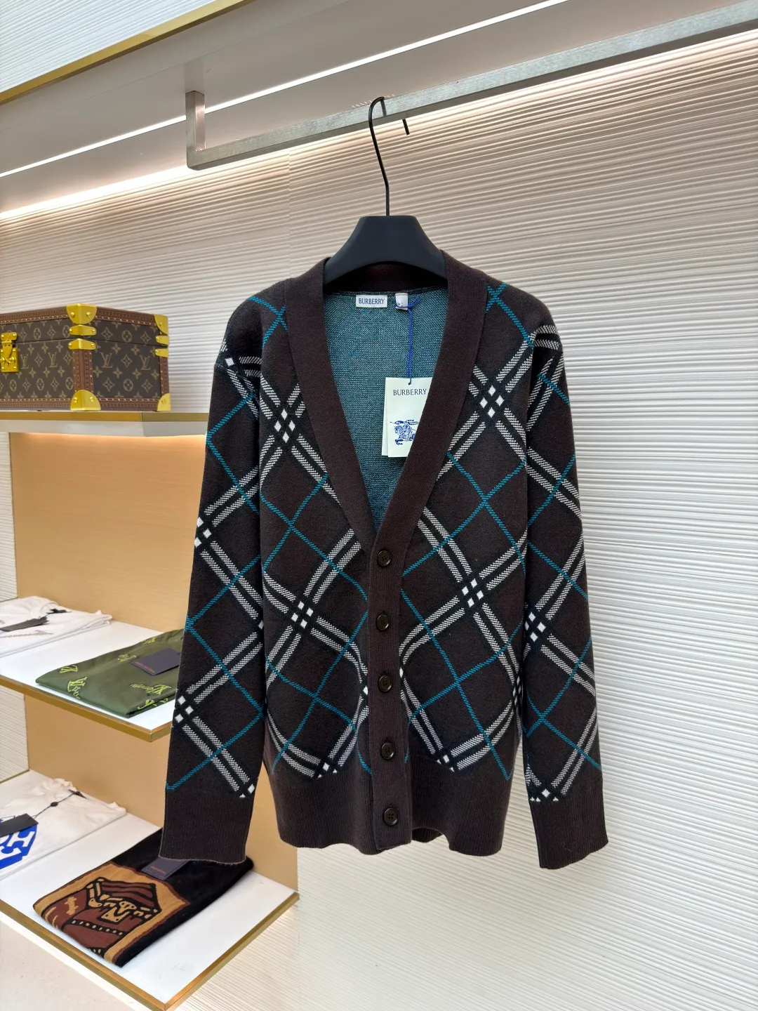 Burberry V-neck wool knitted cardigan ●Original version: Purchased and developed for 2899 ●Item number: 1680928-A95 ●Material: wool blended fabric ●Technology: knitted production ●Version: loose fit ●Weight: about 765 grams ●Size: S-M-L-XL-XXL ●Description: Made of selected wool and cashmere blended fabric, showing a jacquard worsted plaid pattern, creating an exquisite design. The weight factor makes the clothes very drapey, and the design of the cardigan makes the upper body more lazy. It is made of lightweight wool and mohair blended fabrics. Features a V-neck design for a casual fit. A must-have wardrobe interpretation with a distinctive brand style. The overall wiring is straight and delicate, the fabric is comfortable and soft, and the color is consistent without color difference. It can be matched with the same style to create a fashionable look and control various occasions. Customized accessories, complete with three standards, same style for men and women!