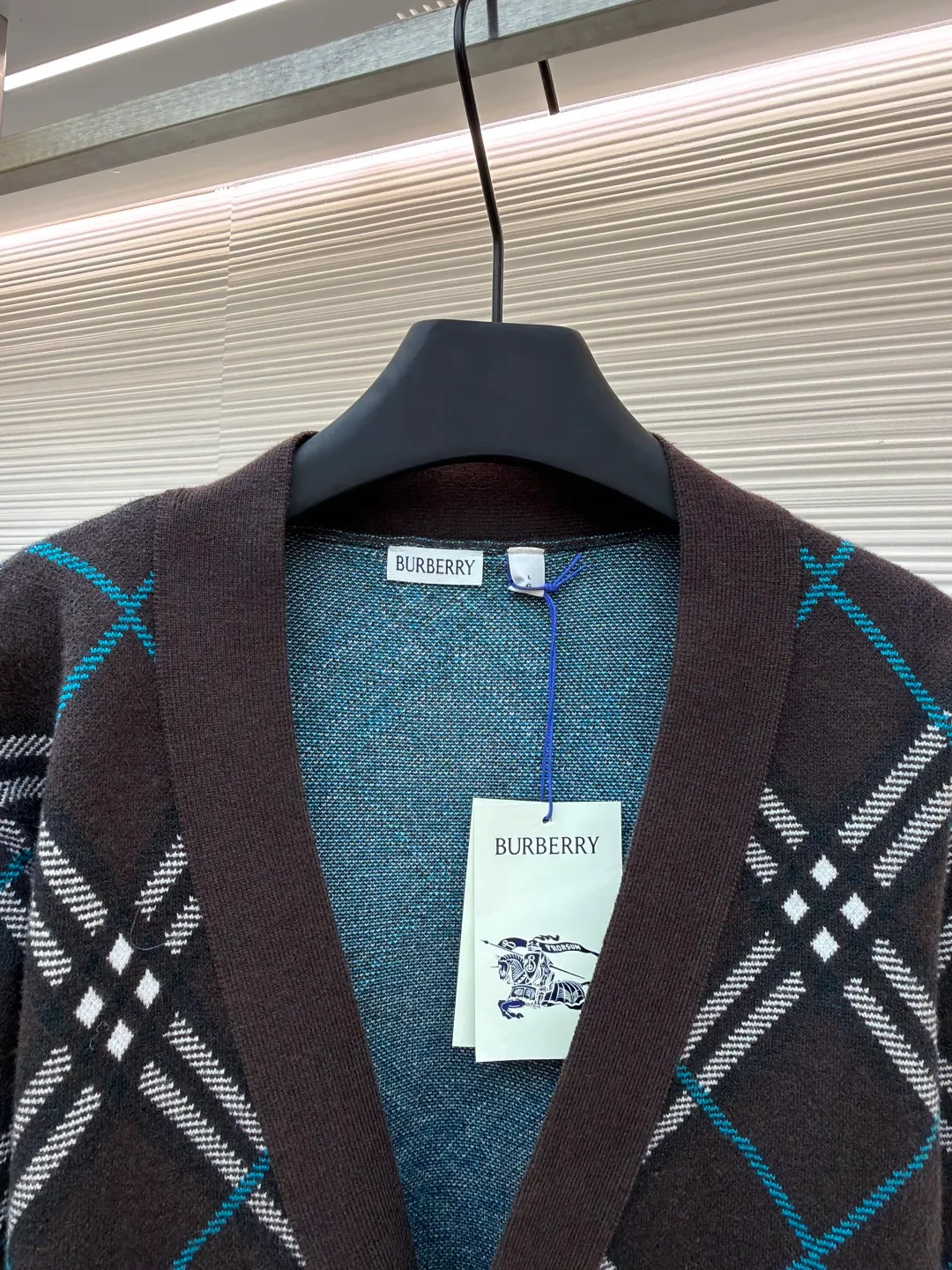 Burberry V-neck wool knitted cardigan ●Original version: Purchased and developed for 2899 ●Item number: 1680928-A95 ●Material: wool blended fabric ●Technology: knitted production ●Version: loose fit ●Weight: about 765 grams ●Size: S-M-L-XL-XXL ●Description: Made of selected wool and cashmere blended fabric, showing a jacquard worsted plaid pattern, creating an exquisite design. The weight factor makes the clothes very drapey, and the design of the cardigan makes the upper body more lazy. It is made of lightweight wool and mohair blended fabrics. Features a V-neck design for a casual fit. A must-have wardrobe interpretation with a distinctive brand style. The overall wiring is straight and delicate, the fabric is comfortable and soft, and the color is consistent without color difference. It can be matched with the same style to create a fashionable look and control various occasions. Customized accessories, complete with three standards, same style for men and women!