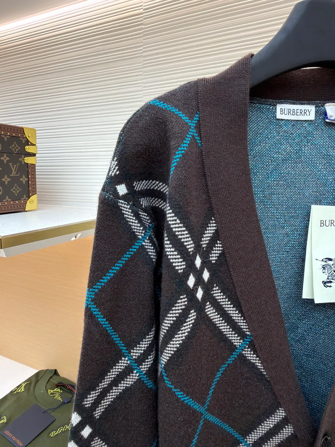 Burberry V-neck wool knitted cardigan ●Original version: Purchased and developed for 2899 ●Item number: 1680928-A95 ●Material: wool blended fabric ●Technology: knitted production ●Version: loose fit ●Weight: about 765 grams ●Size: S-M-L-XL-XXL ●Description: Made of selected wool and cashmere blended fabric, showing a jacquard worsted plaid pattern, creating an exquisite design. The weight factor makes the clothes very drapey, and the design of the cardigan makes the upper body more lazy. It is made of lightweight wool and mohair blended fabrics. Features a V-neck design for a casual fit. A must-have wardrobe interpretation with a distinctive brand style. The overall wiring is straight and delicate, the fabric is comfortable and soft, and the color is consistent without color difference. It can be matched with the same style to create a fashionable look and control various occasions. Customized accessories, complete with three standards, same style for men and women!